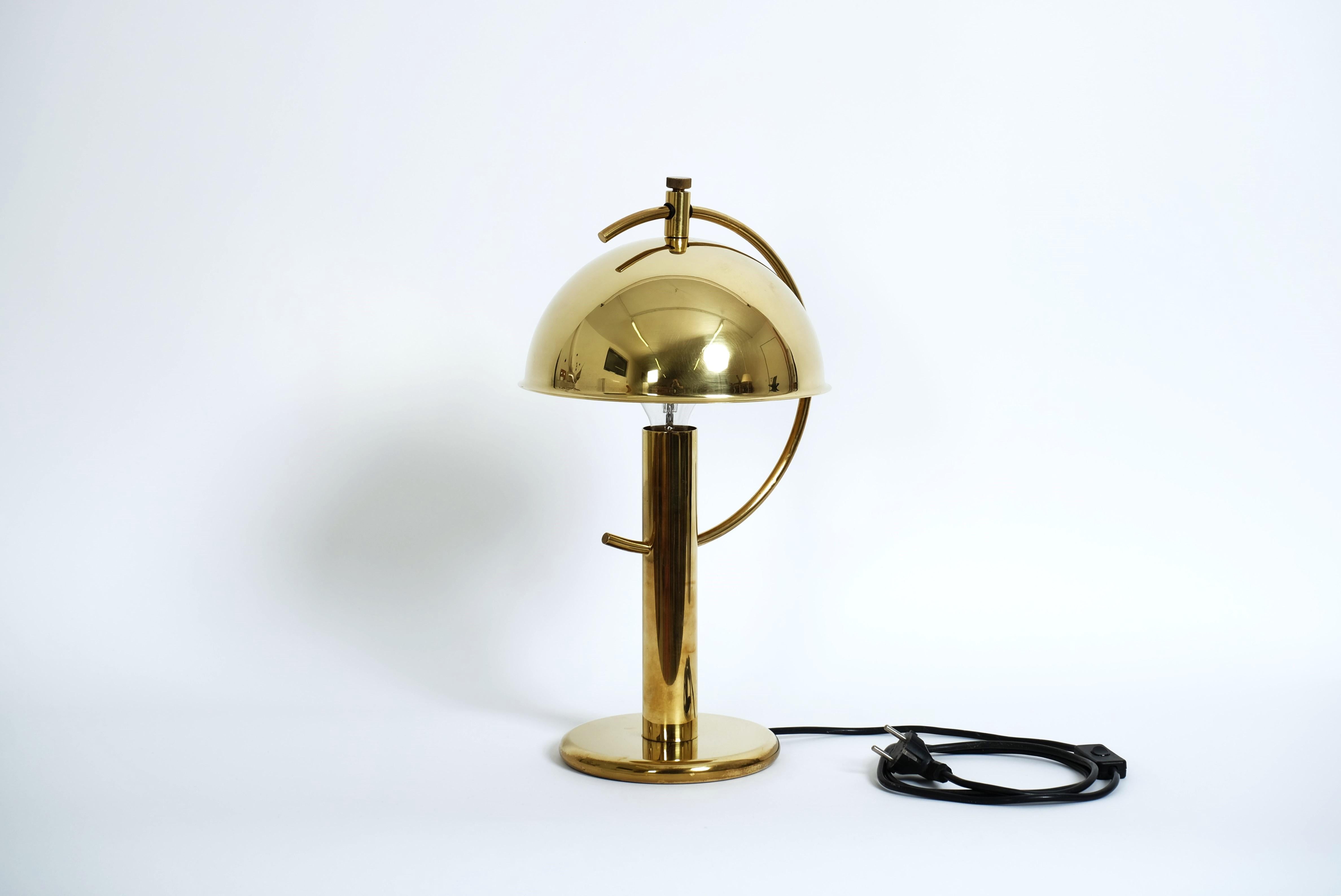 Exceptional and elegant Mid-Century Modern brass table lamp with adjustable lampshade. Designed and manufactured by Gebrüder Cosack, Germany 1970s.

Executed in massive brass sheet and tube. The lampshade is adjustable and can be fixed in different