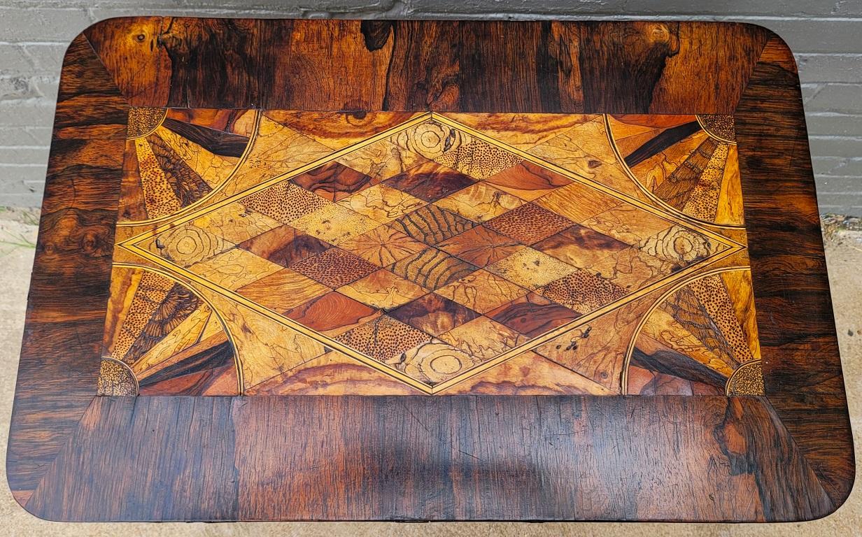 Bois de feuillus Table d'appoint en bois de style colonial britannique du début du 19e siècle en vente