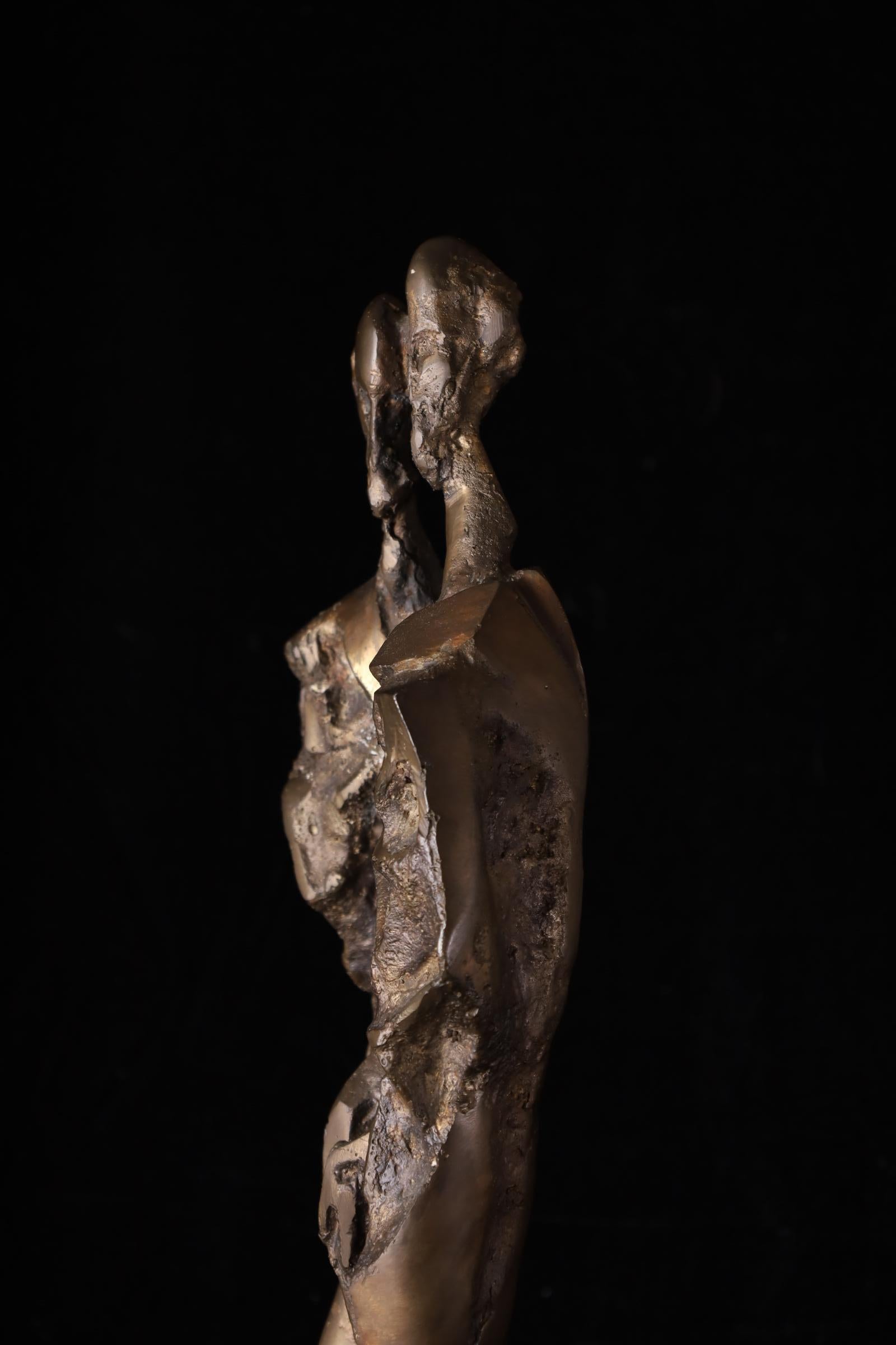 Außergewöhnliche abstrakte Bronzeskulptur von zwei Figuren - Studio Work  H56,5 cm im Angebot 7