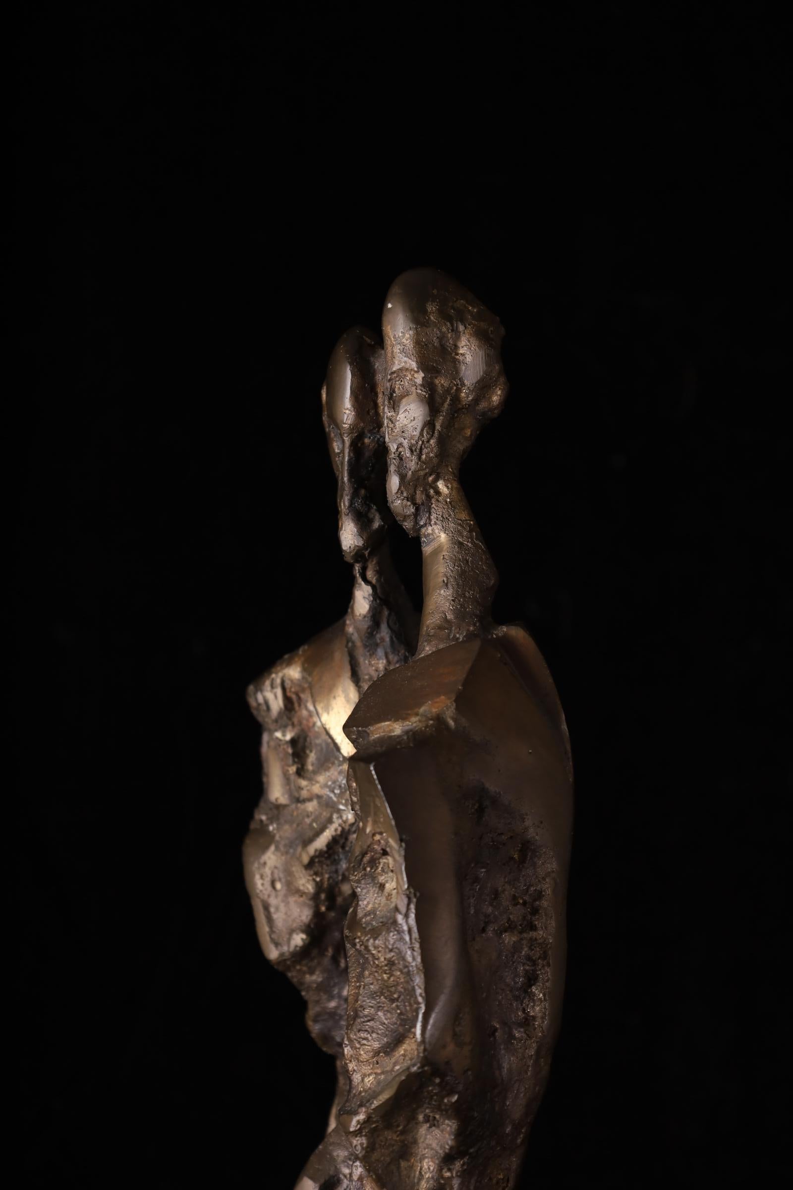 Außergewöhnliche abstrakte Bronzeskulptur von zwei Figuren - Studio Work  H56,5 cm im Angebot 8