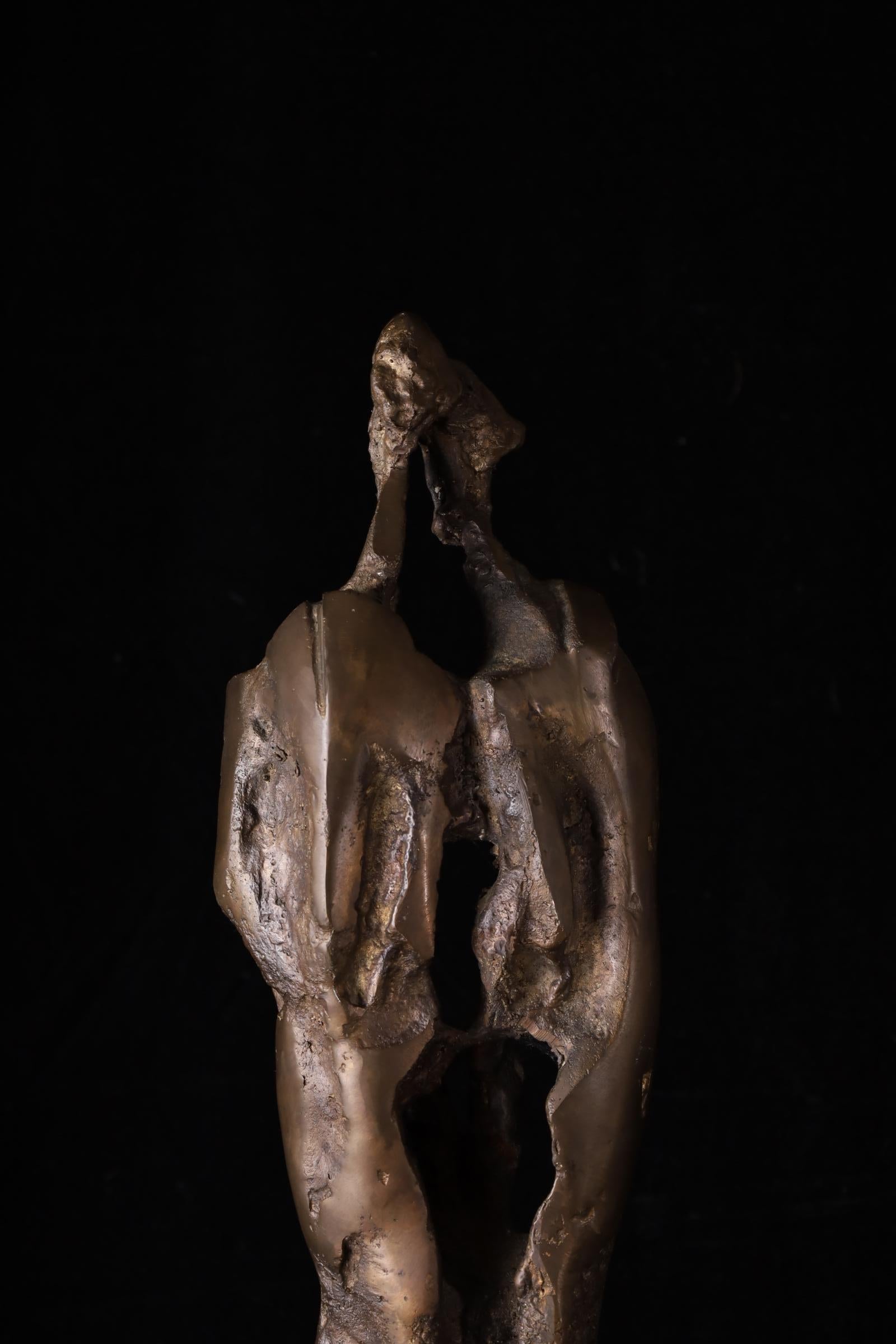 Außergewöhnliche abstrakte Bronzeskulptur von zwei Figuren - Studio Work  H56,5 cm im Angebot 10