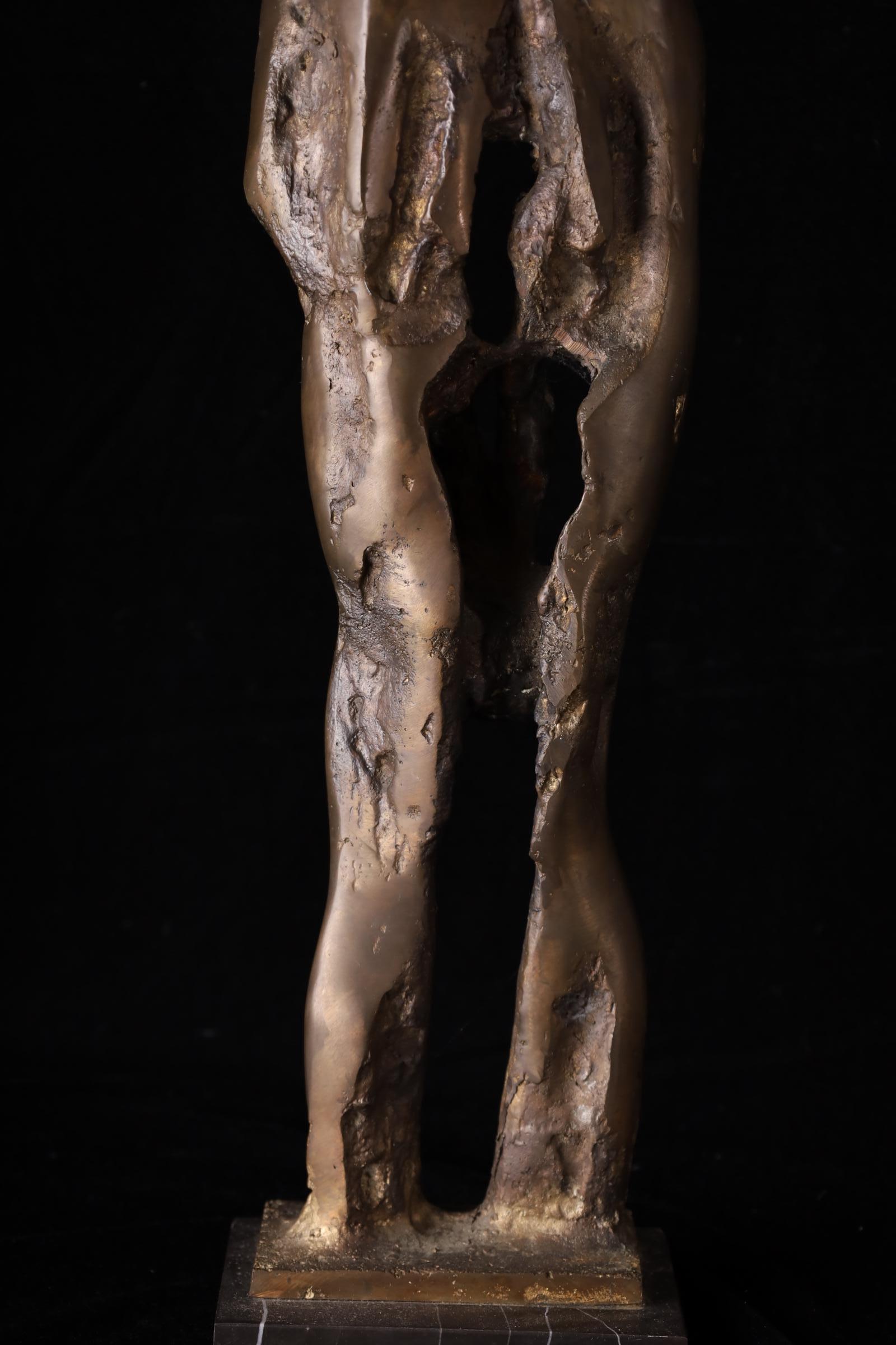 Außergewöhnliche abstrakte Bronzeskulptur von zwei Figuren - Studio Work  H56,5 cm im Angebot 11