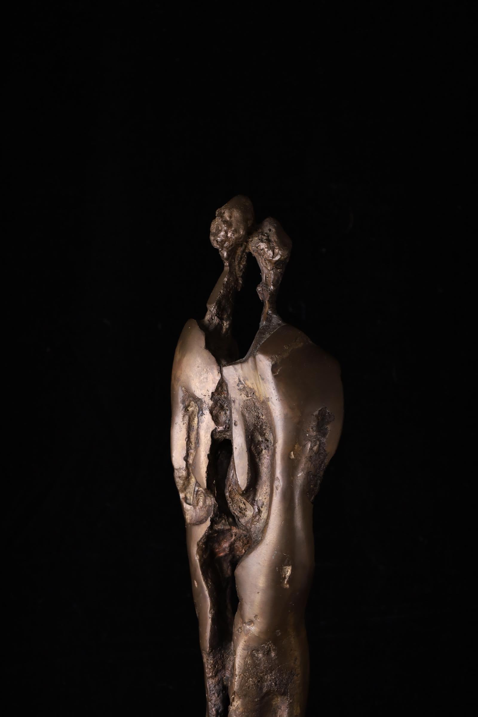 Außergewöhnliche abstrakte Bronzeskulptur von zwei Figuren - Studio Work  H56,5 cm im Angebot 13