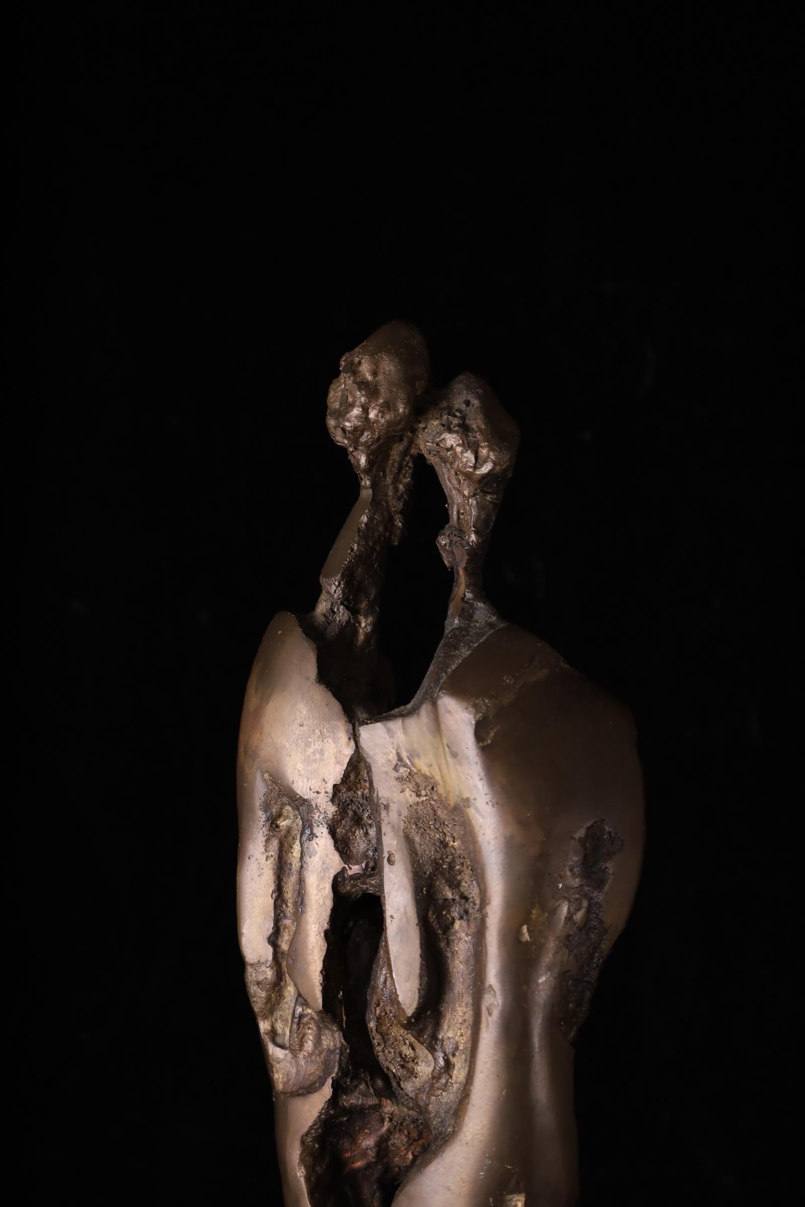 Außergewöhnliche abstrakte Bronzeskulptur von zwei Figuren - Studio Work  H56,5 cm im Angebot 14