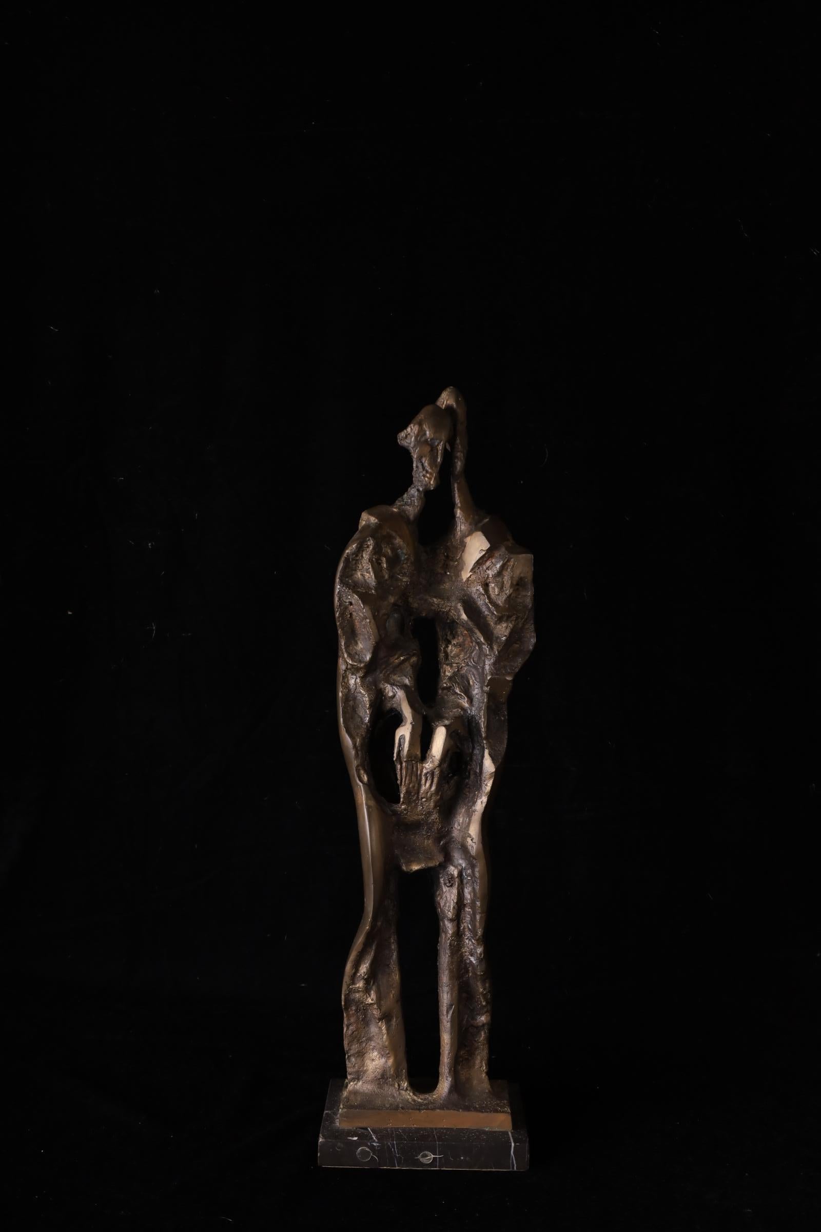 Diese beeindruckende Bronzeskulptur stellt eine abstrakte Interpretation zweier menschlicher Figuren dar, die mit dramatischer Textur und skulpturaler Tiefe wiedergegeben werden. Mit einer beeindruckenden Höhe von 56,5 cm verkörpert das Werk eine