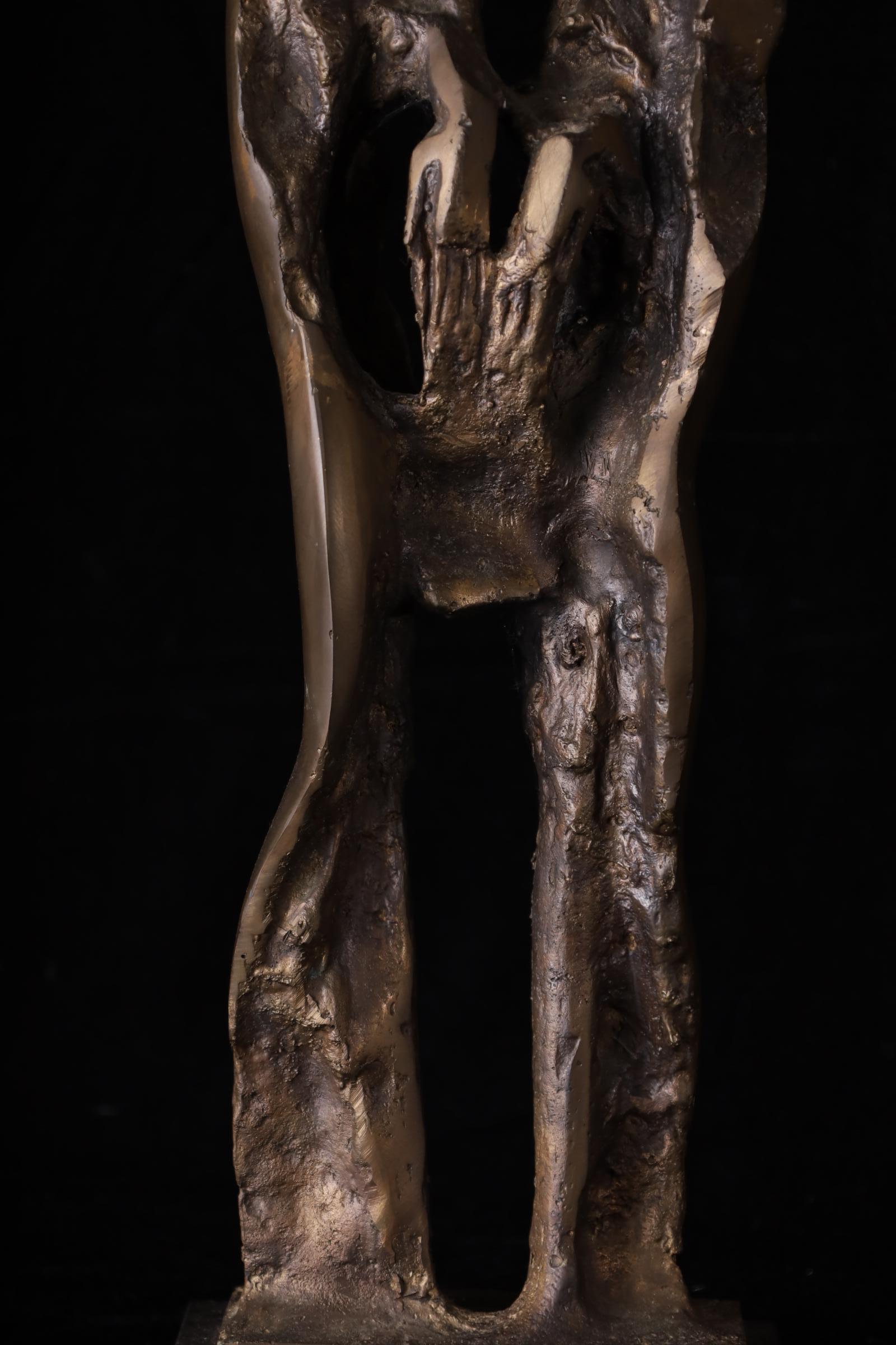 Außergewöhnliche abstrakte Bronzeskulptur von zwei Figuren - Studio Work  H56,5 cm (20. Jahrhundert) im Angebot