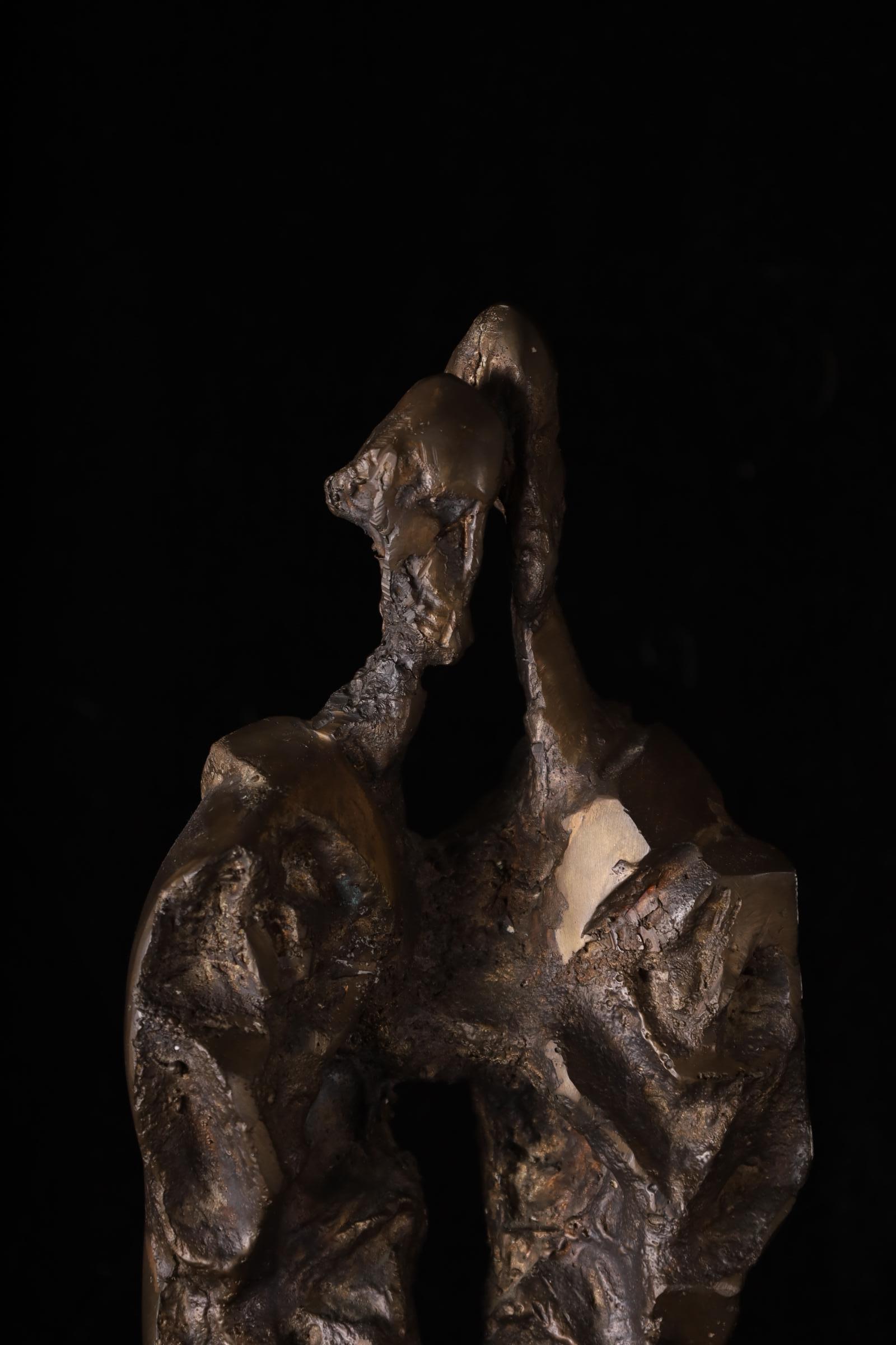 Außergewöhnliche abstrakte Bronzeskulptur von zwei Figuren - Studio Work  H56,5 cm im Angebot 1