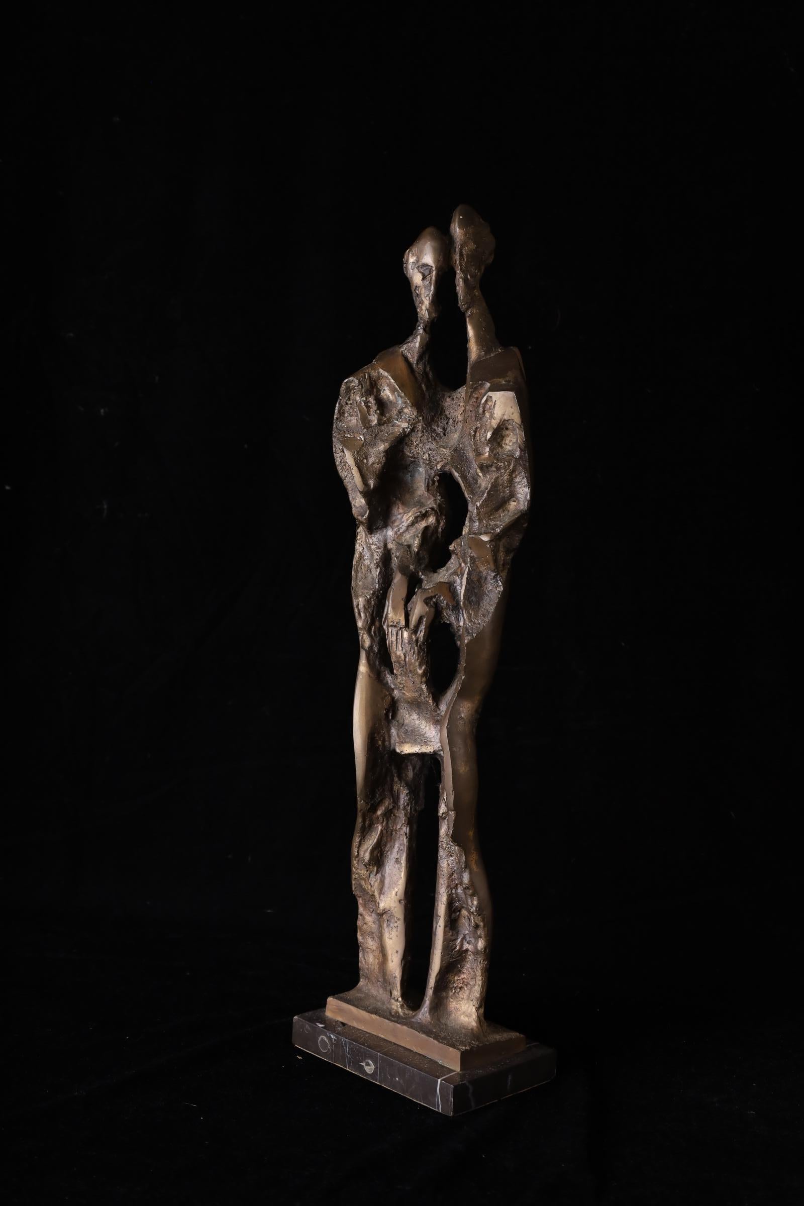 Außergewöhnliche abstrakte Bronzeskulptur von zwei Figuren - Studio Work  H56,5 cm im Angebot 2