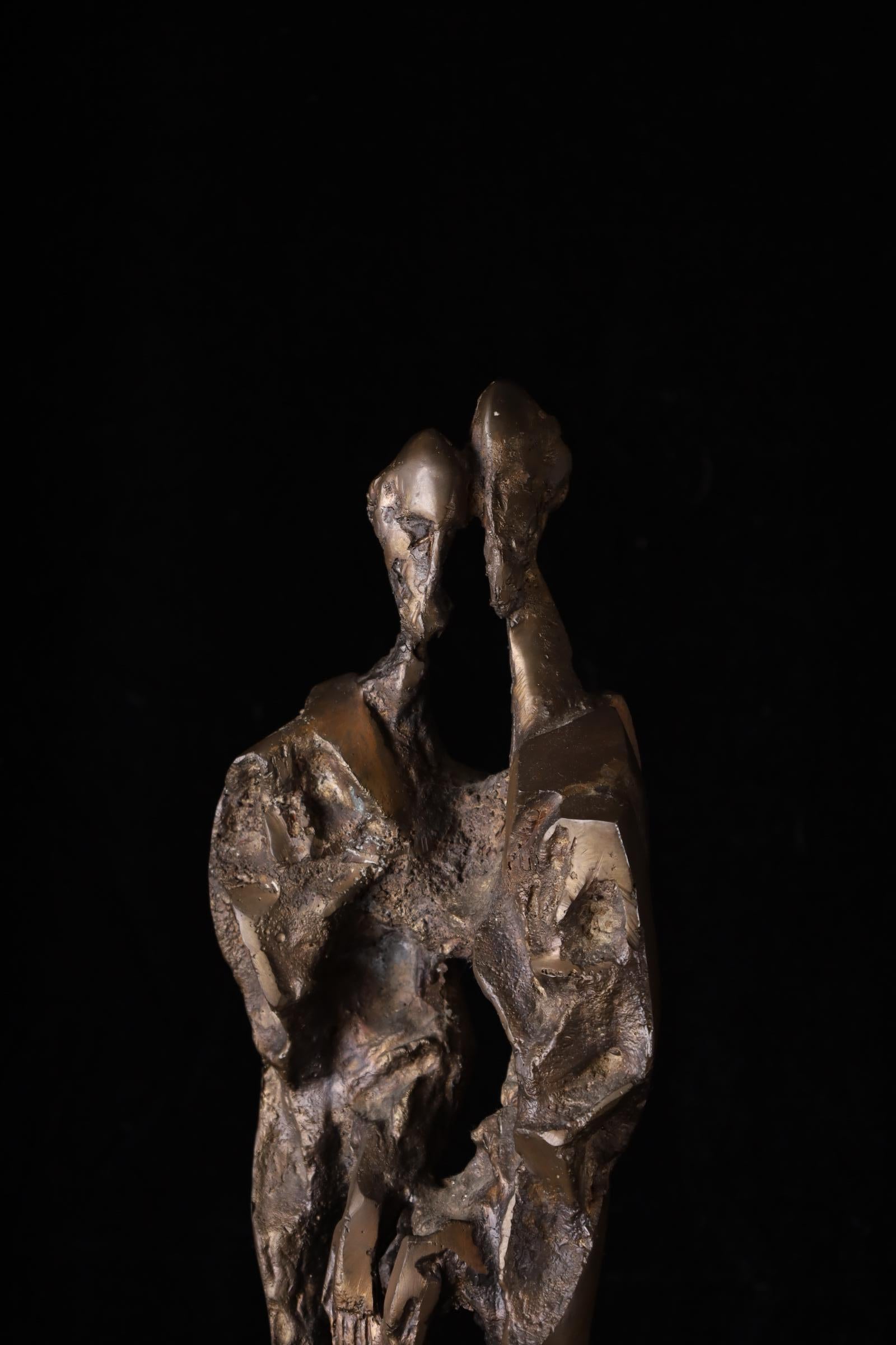 Außergewöhnliche abstrakte Bronzeskulptur von zwei Figuren - Studio Work  H56,5 cm im Angebot 3