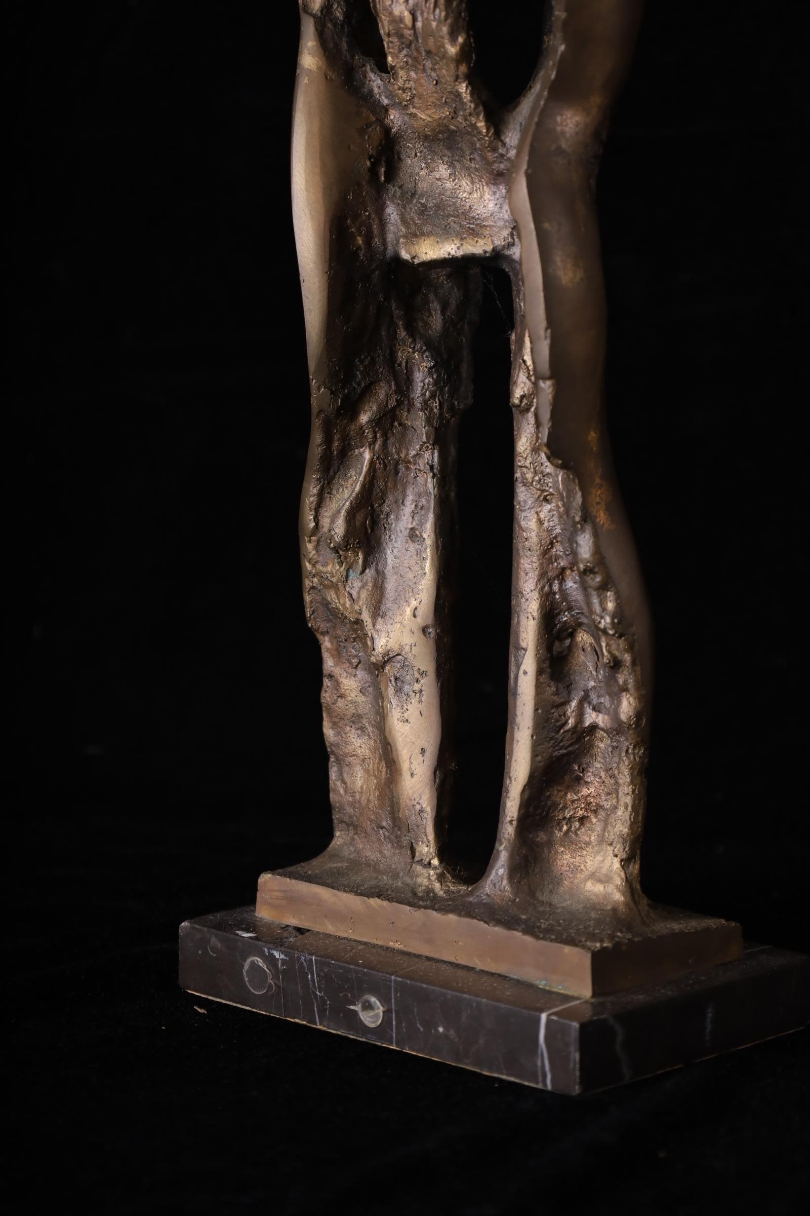 Außergewöhnliche abstrakte Bronzeskulptur von zwei Figuren - Studio Work  H56,5 cm im Angebot 5