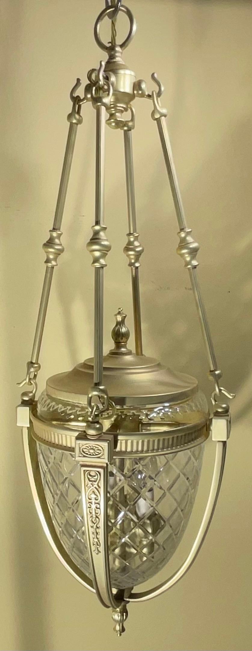 Excepcional lámpara colgante de bronce y cristal para vestíbulo en venta 9