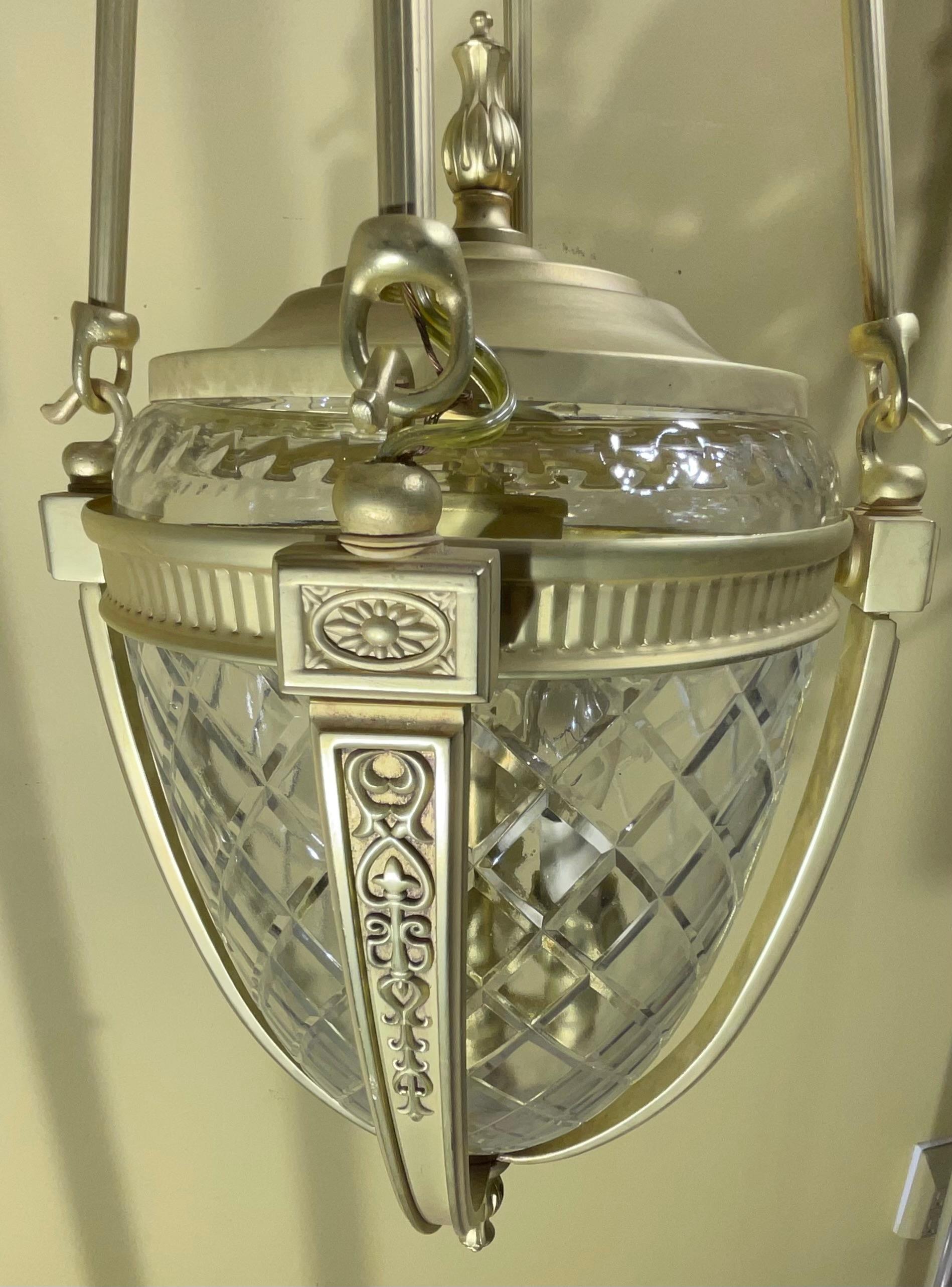 Excepcional lámpara colgante de bronce y cristal para vestíbulo en venta 11