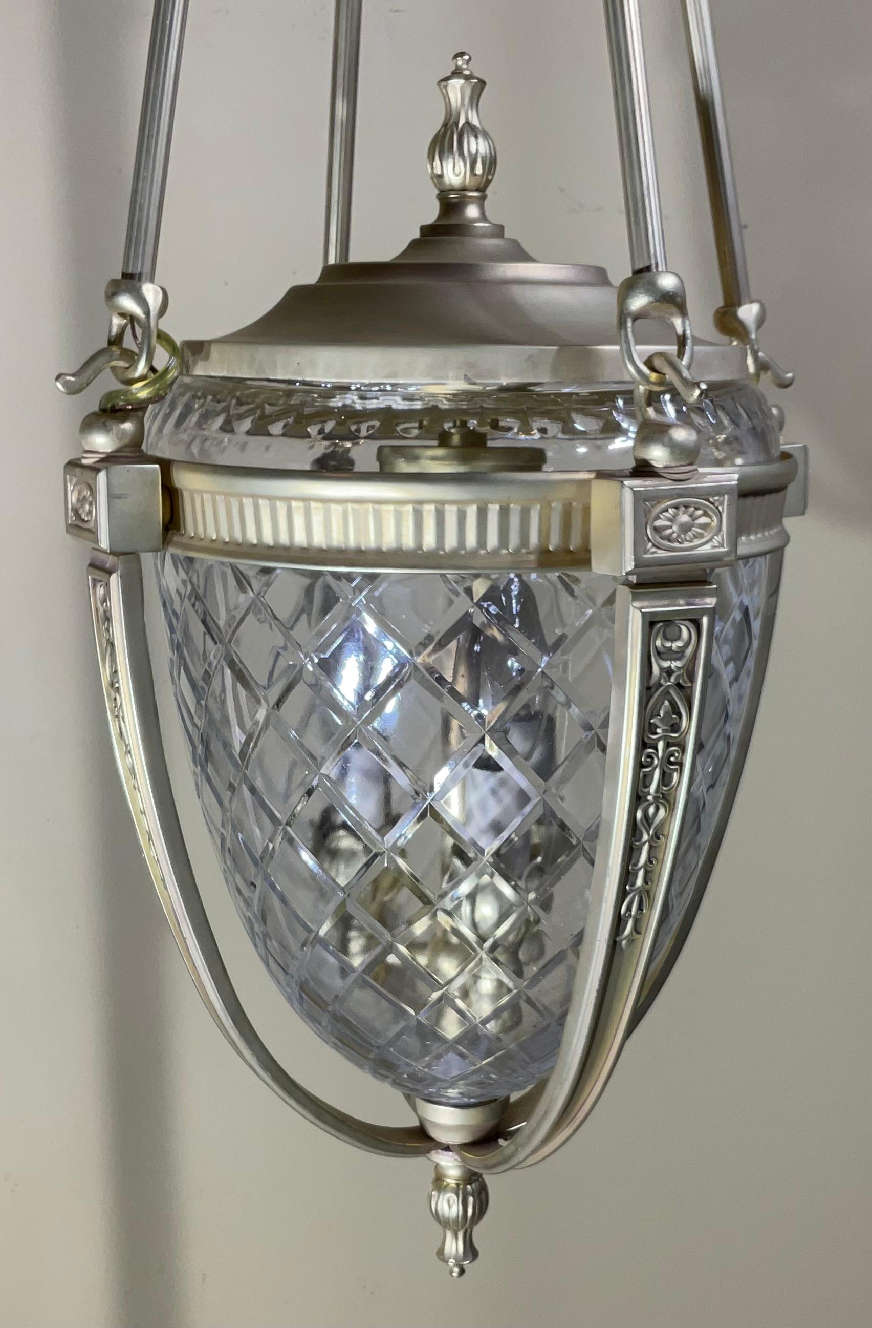 Excepcional lámpara colgante de bronce y cristal para vestíbulo en venta 14