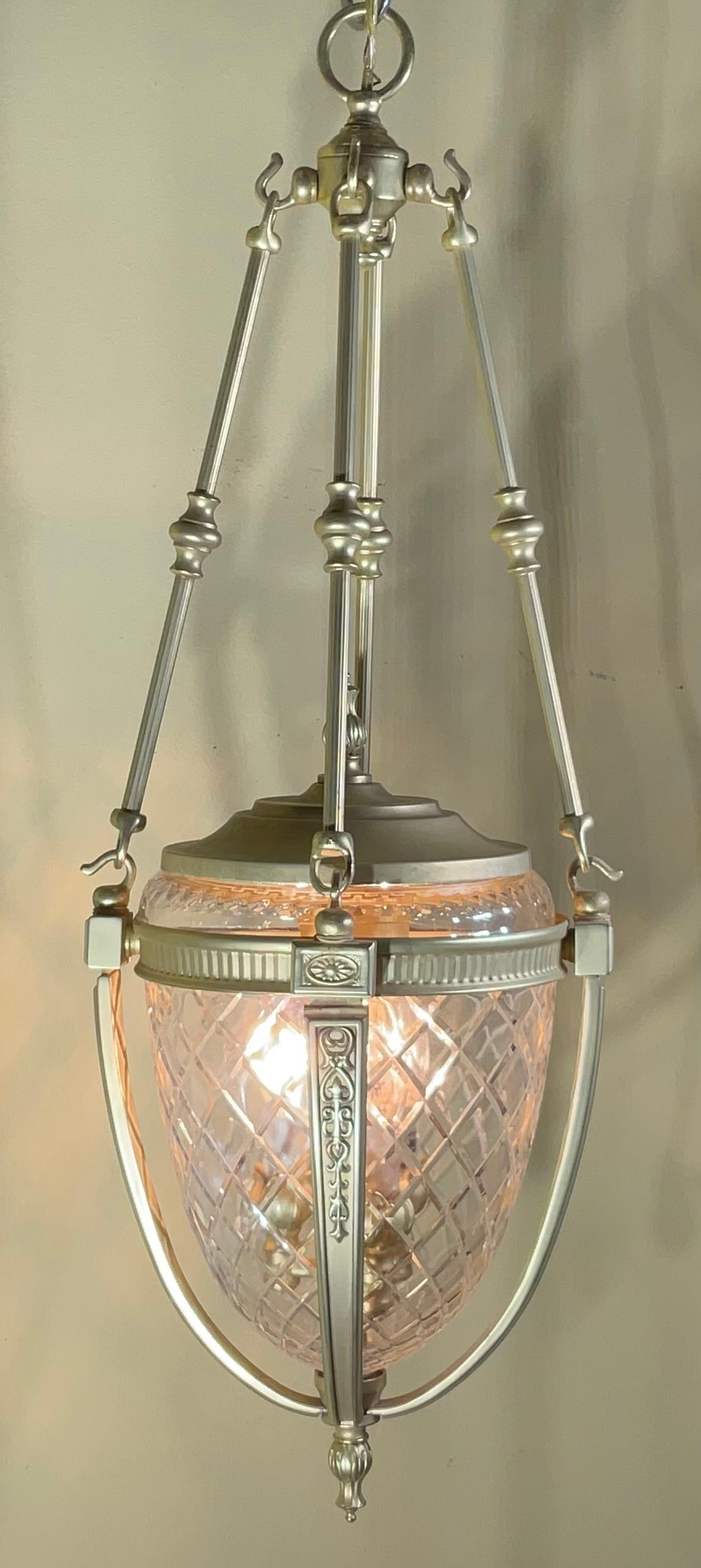 Excepcional lámpara colgante de bronce y cristal para vestíbulo Hecho a mano en venta