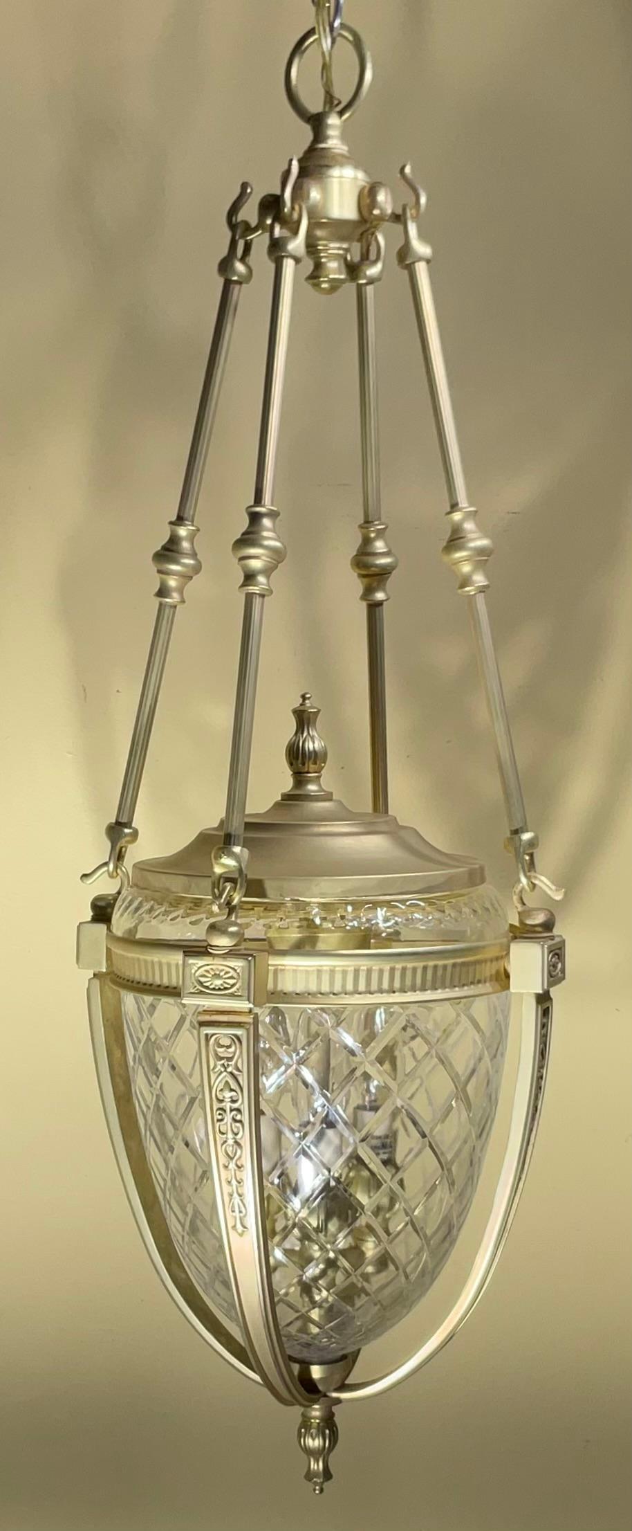 Excepcional lámpara colgante de bronce y cristal para vestíbulo en venta 1