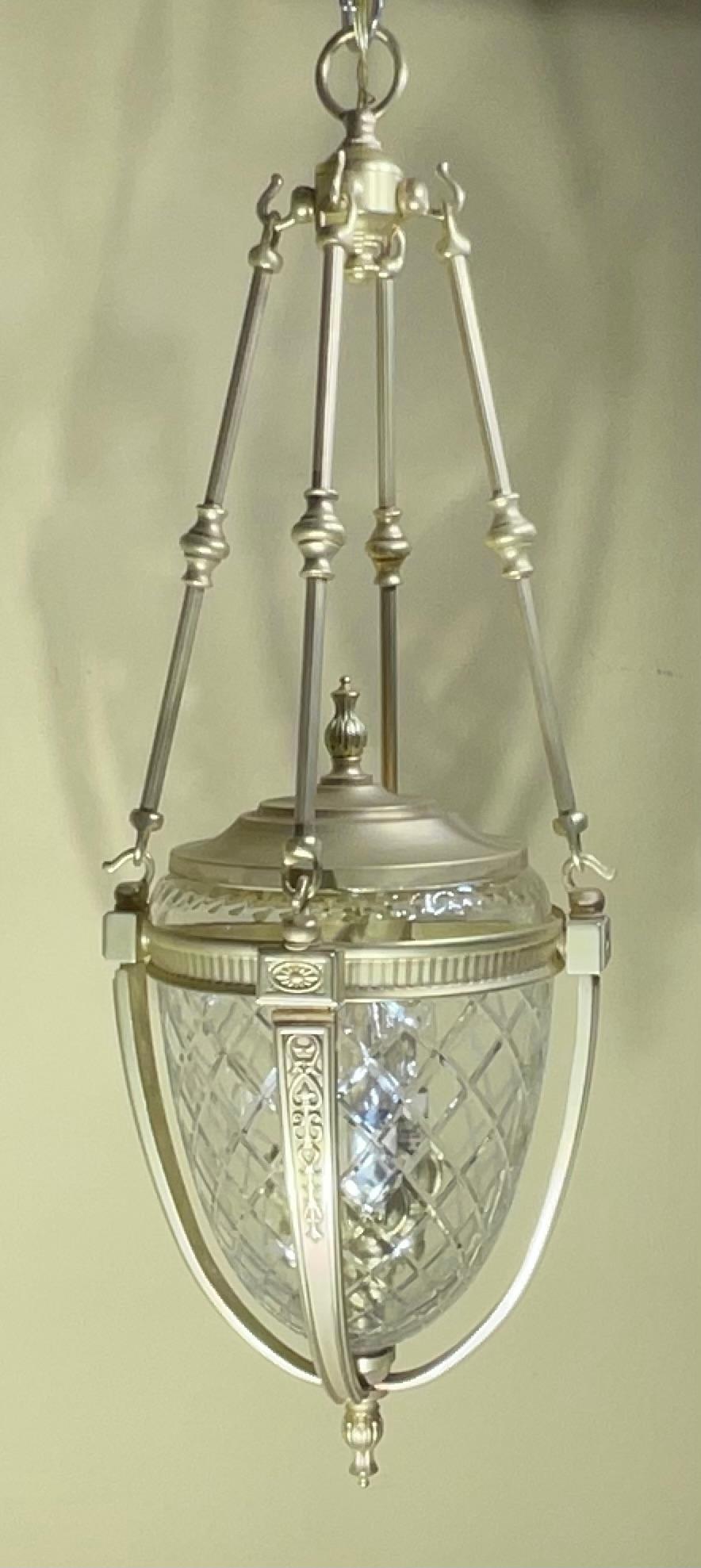 Excepcional lámpara colgante de bronce y cristal para vestíbulo en venta 2