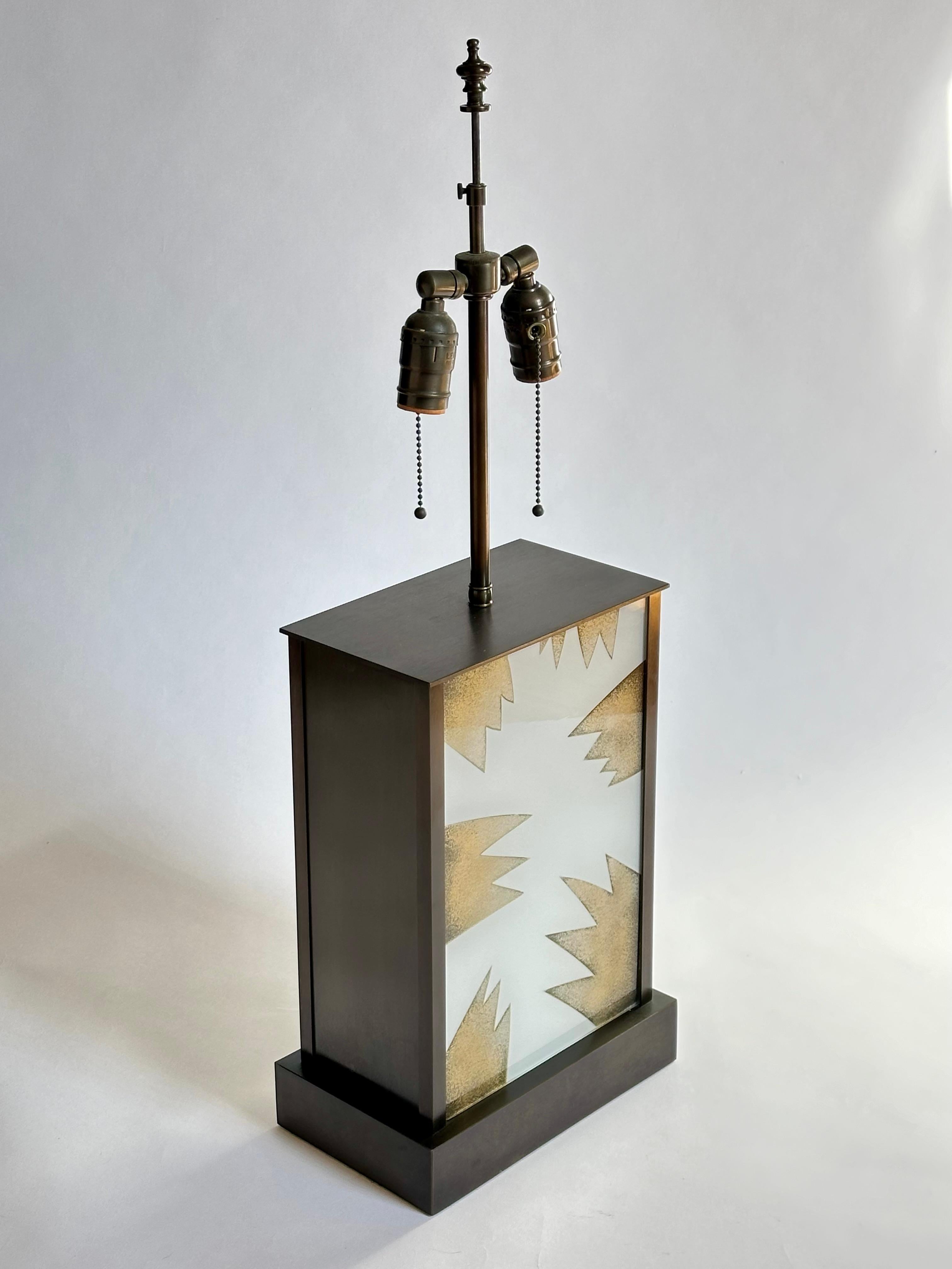 Außergewöhnliche moderne Tischlampe aus Bronze und umgekehrt bemalter Glas, beleuchtet, modern (Gemalt) im Angebot