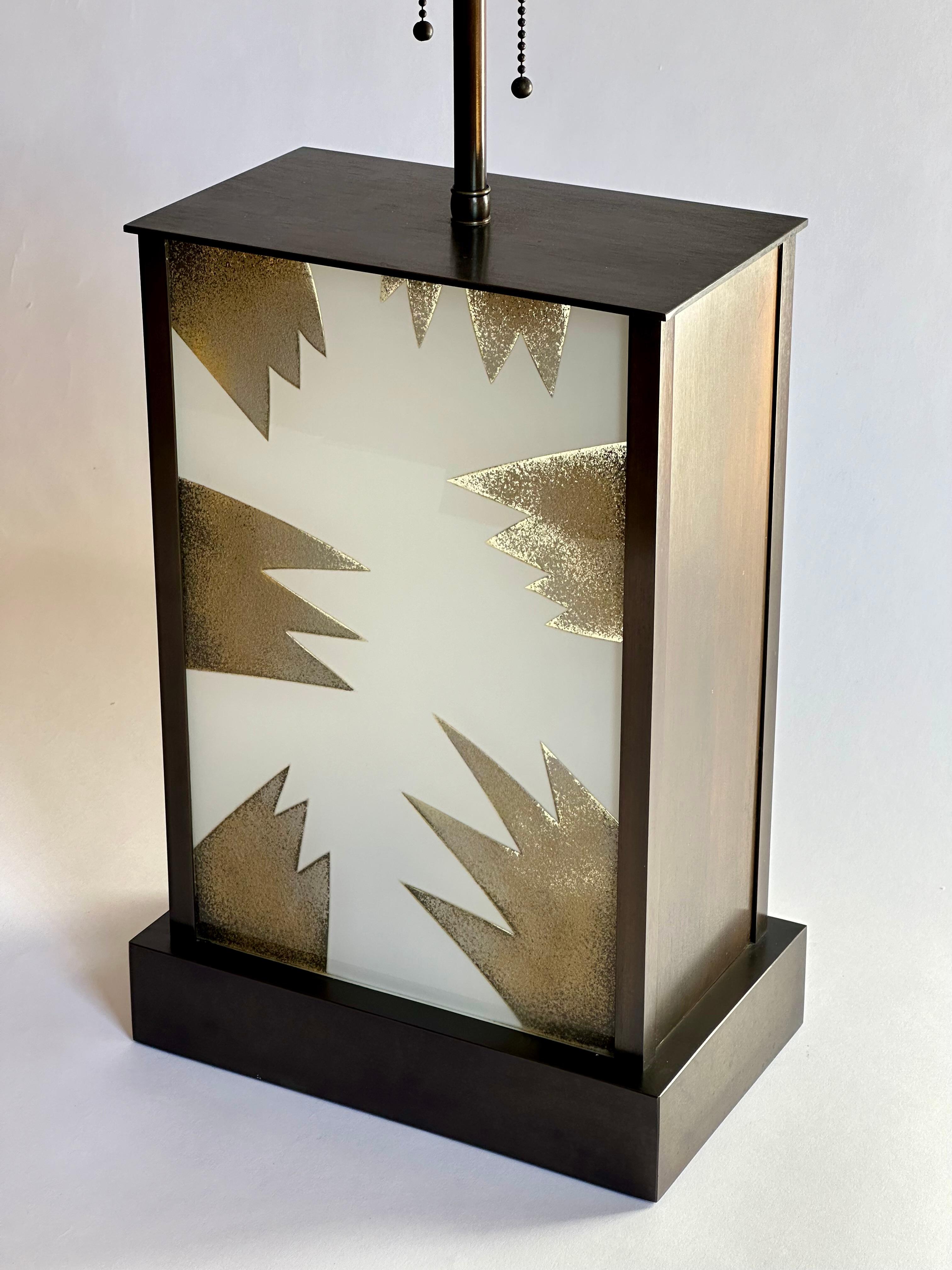 Außergewöhnliche moderne Tischlampe aus Bronze und umgekehrt bemalter Glas, beleuchtet, modern im Zustand „Gut“ im Angebot in Brooklyn, NY