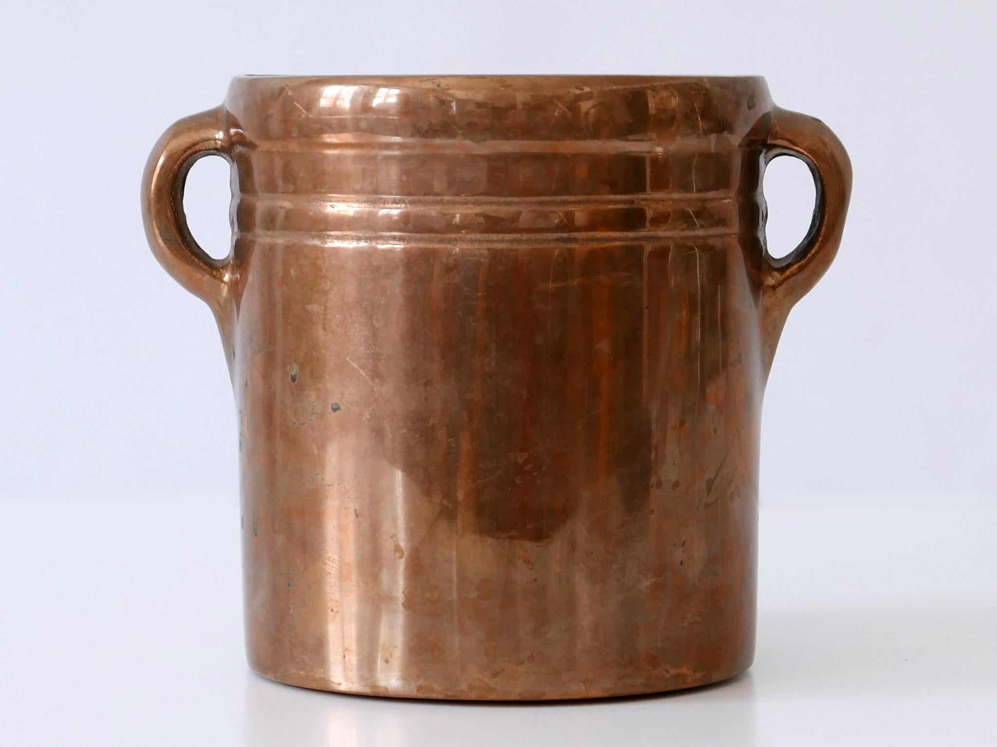 Extremely rare, elegant and highly decorative Mid-Century Modern solid bronze champagne cooler or ice bucket. Designed by Esa Fedrigolli for Esart, Italy, 1970s. Signed: Esa Fedrigolli and at the bottom rest of a label: ESART.

Executed in solid,