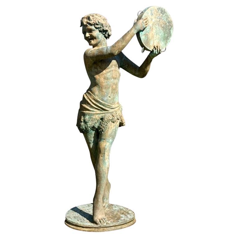 Excepcional  Escultura de jardín de bronce de  Joven neoclásico con pandereta