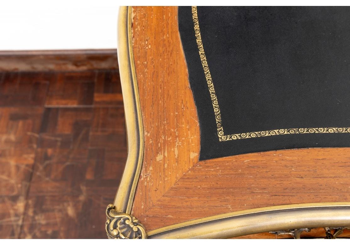 Außergewöhnlicher französischer Schreibtisch mit Bronzebeschlägen im Angebot 5