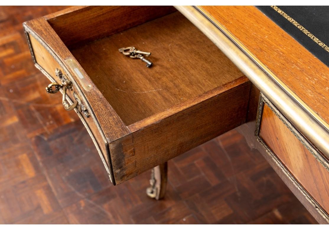 Außergewöhnlicher französischer Schreibtisch mit Bronzebeschlägen im Angebot 8