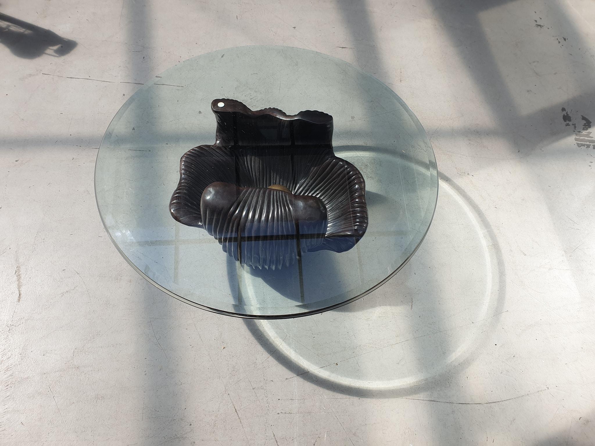 Exceptional coffee table with a bronze base in the shape of an oyster with a round glass top in the style of Paul Evans.
The bronze base weighs 55 kg.

Dimensions of the bronze base:
Depth 54 cm.
Width 70 cm.
Height 40 cm.


The glass top