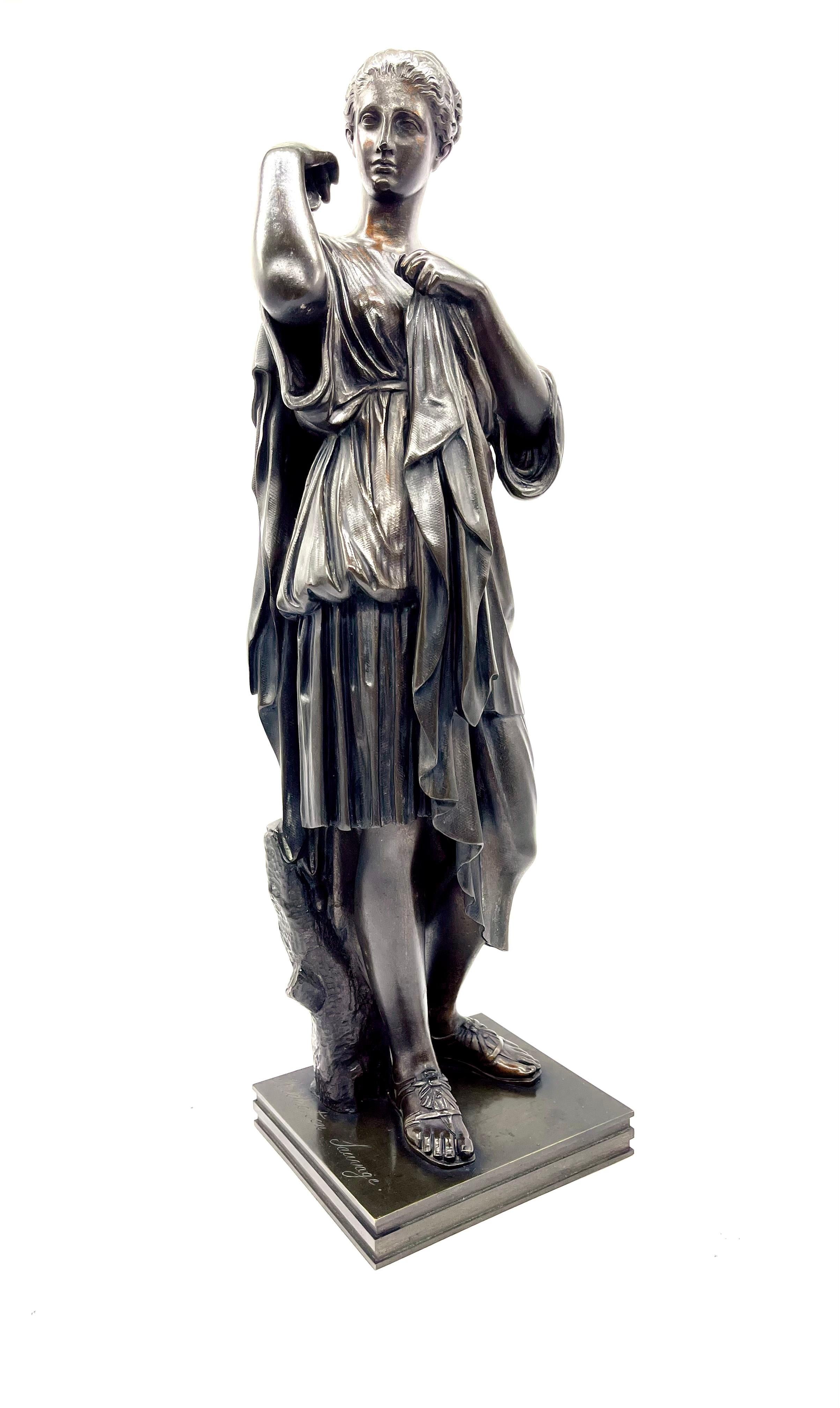 Questa squisita statua in bronzo è una raffinata rappresentazione della 