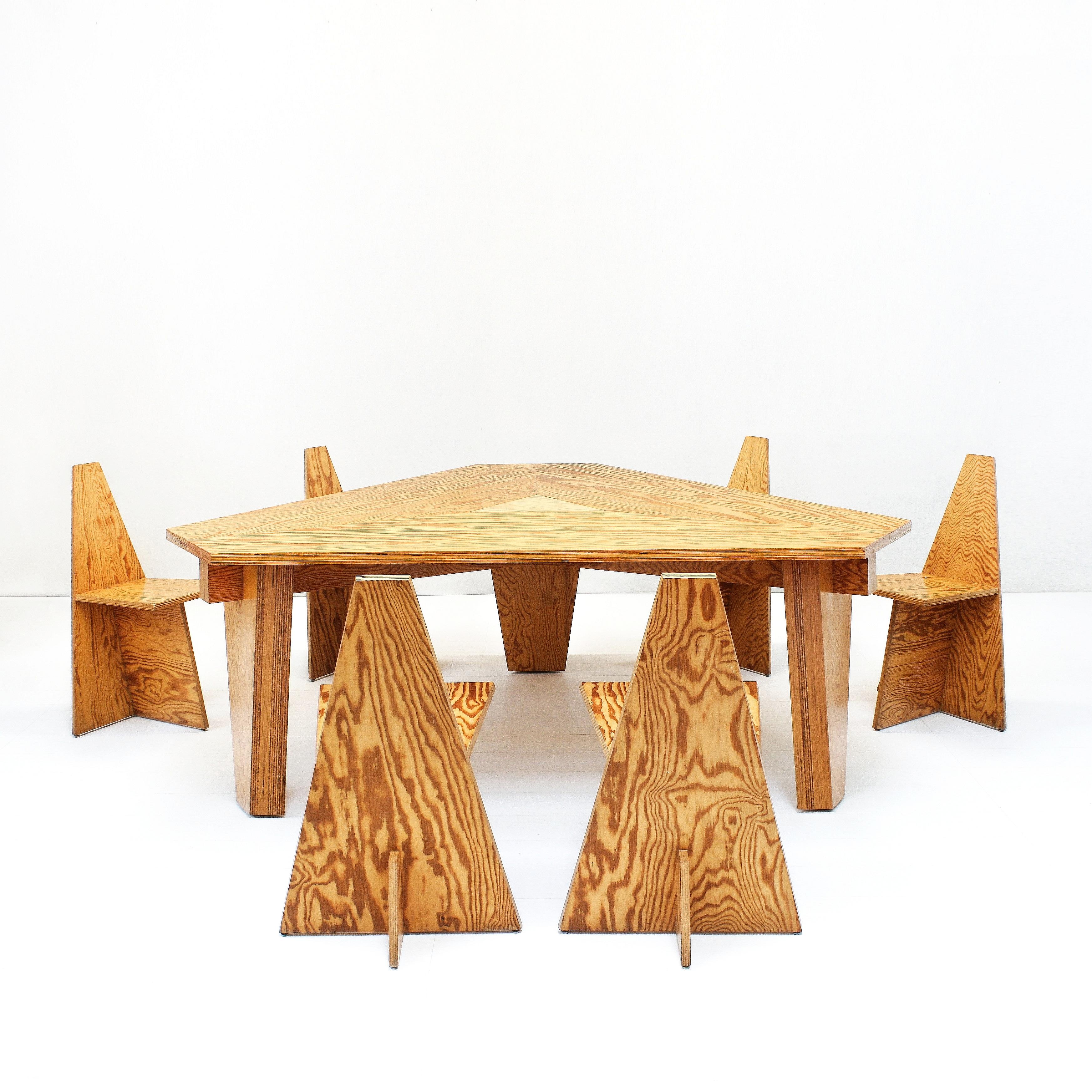 This triangular shaped dining set in oregon pine with amazing grain was created by Belgian architect Frank Verplanken for his own modernist dome shaped house in Destelbergen built in 1991.

Frank Verplanken was taught by the famous Juliaan Lampens