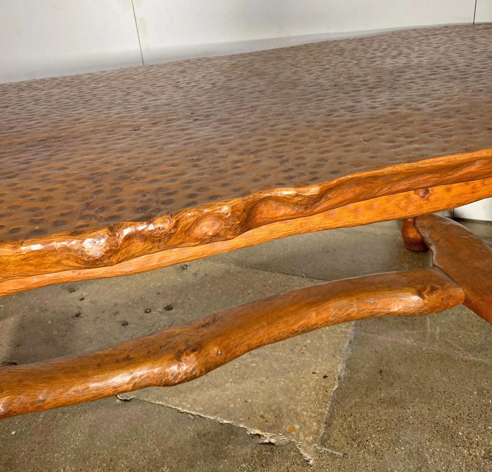 Außergewöhnlicher brutalistischer Tisch aus massiver Ulme, um 1950 im Zustand „Gut“ im Angebot in Mouscron, WHT
