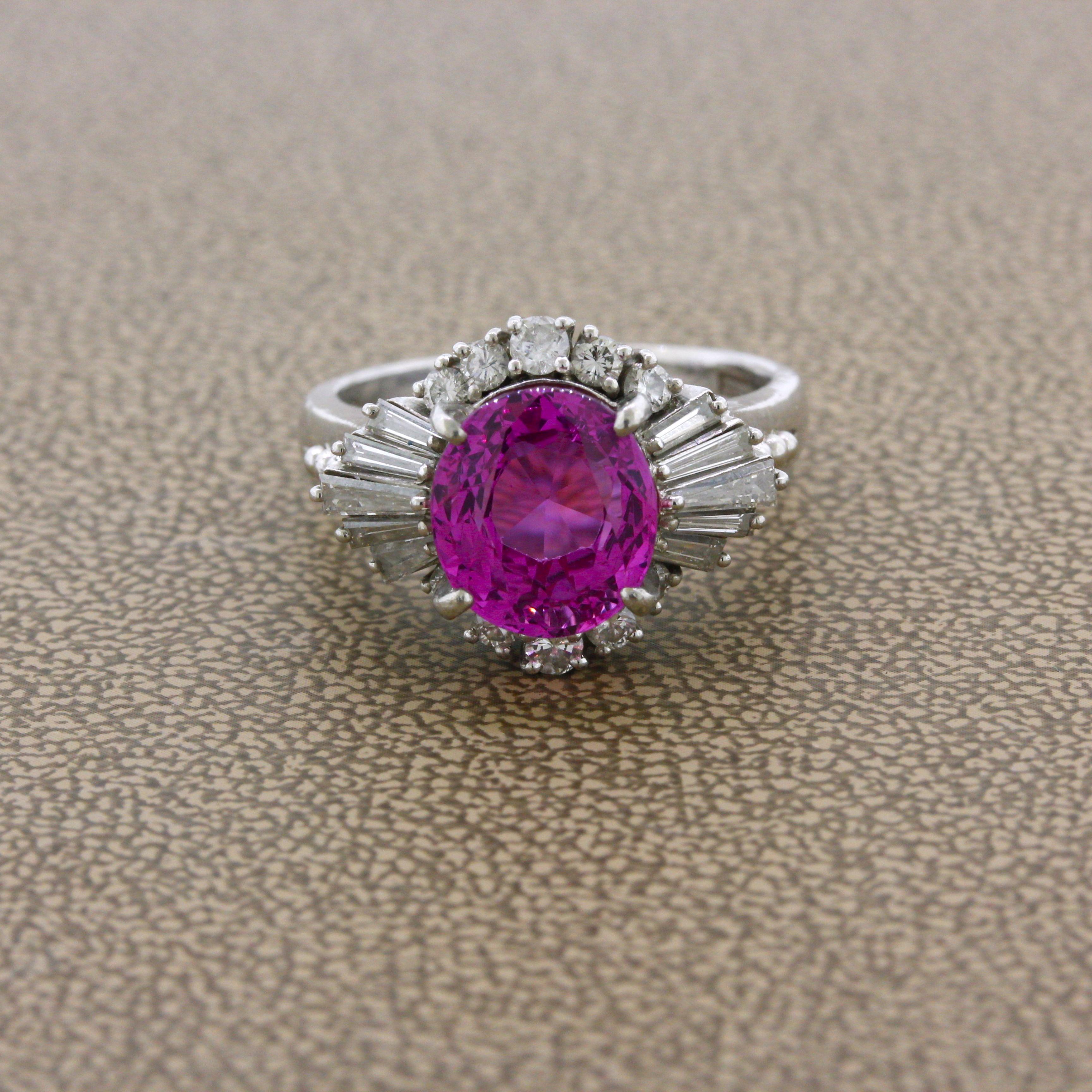 Einer der schönsten rosa Saphire, die wir je gesehen haben, ist in diesem klassischen Ring aus Platin gefasst. Der Saphir wiegt 5,48 Karat und hat eine erstaunlich reiche und lebendige rein rosa Farbe, die mit den feinsten rosa Saphiren auf dem