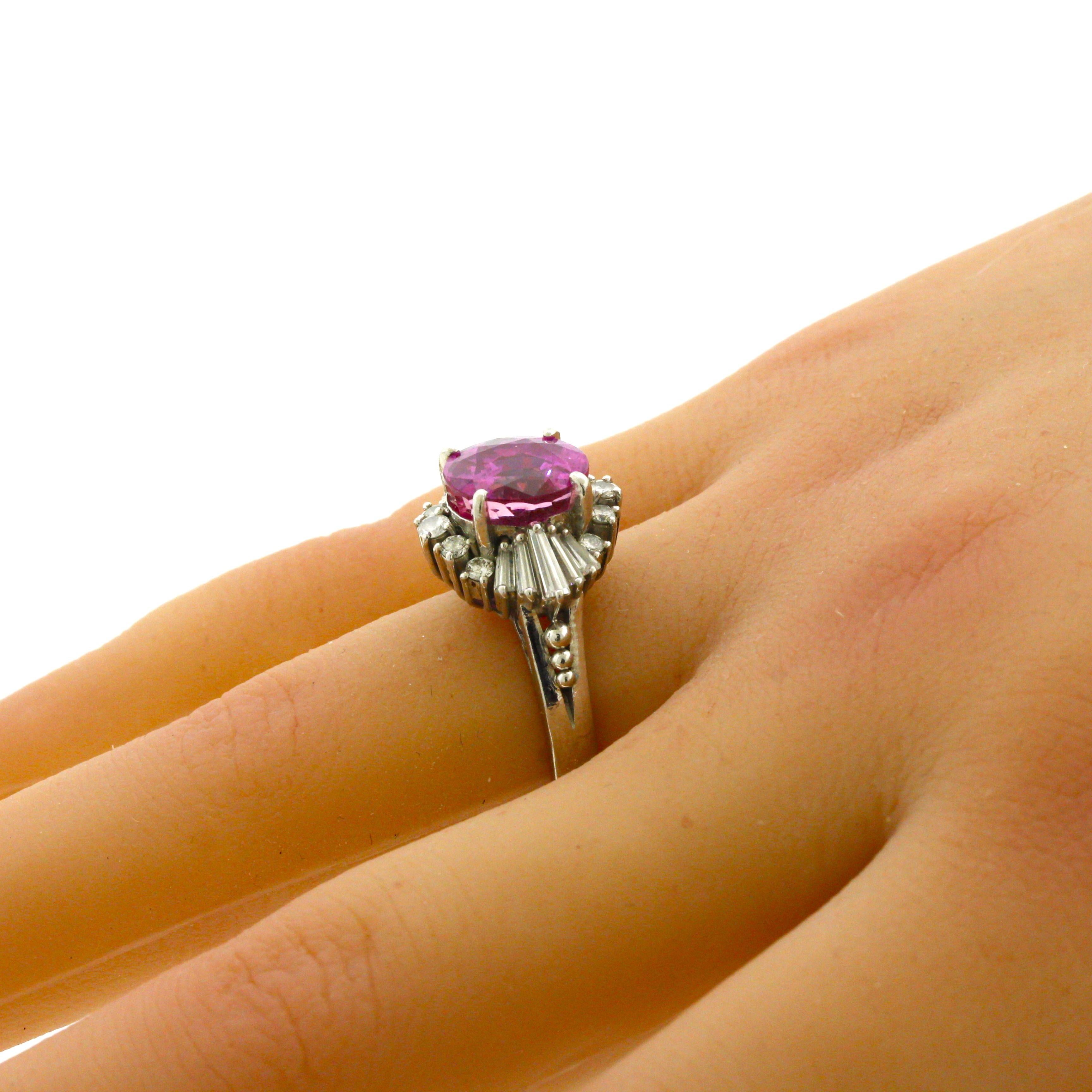 Außergewöhnlicher Platinring mitbblegum-rosa Saphir und Diamant, GIA-zertifiziert Damen im Angebot