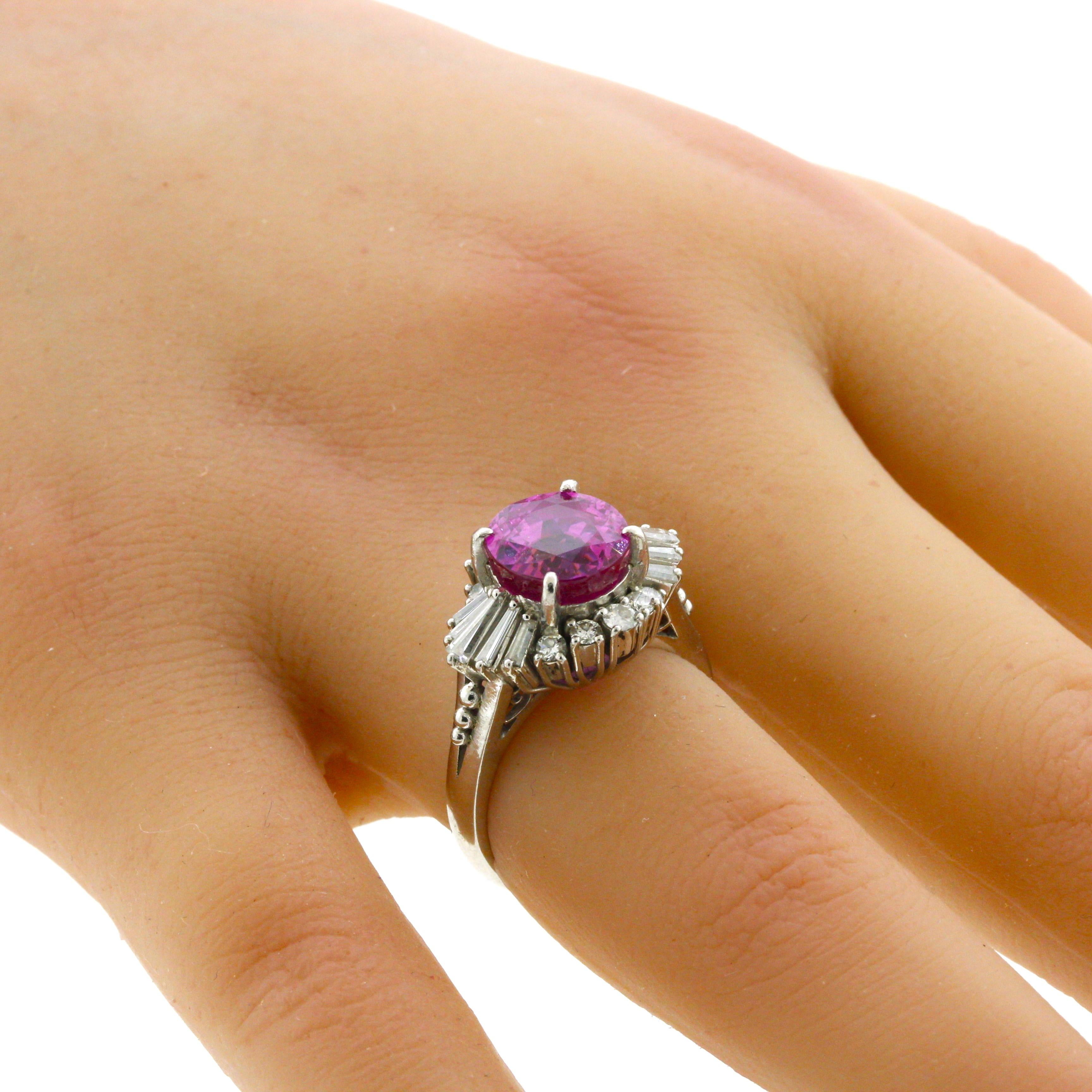 Außergewöhnlicher Platinring mitbblegum-rosa Saphir und Diamant, GIA-zertifiziert im Angebot 1