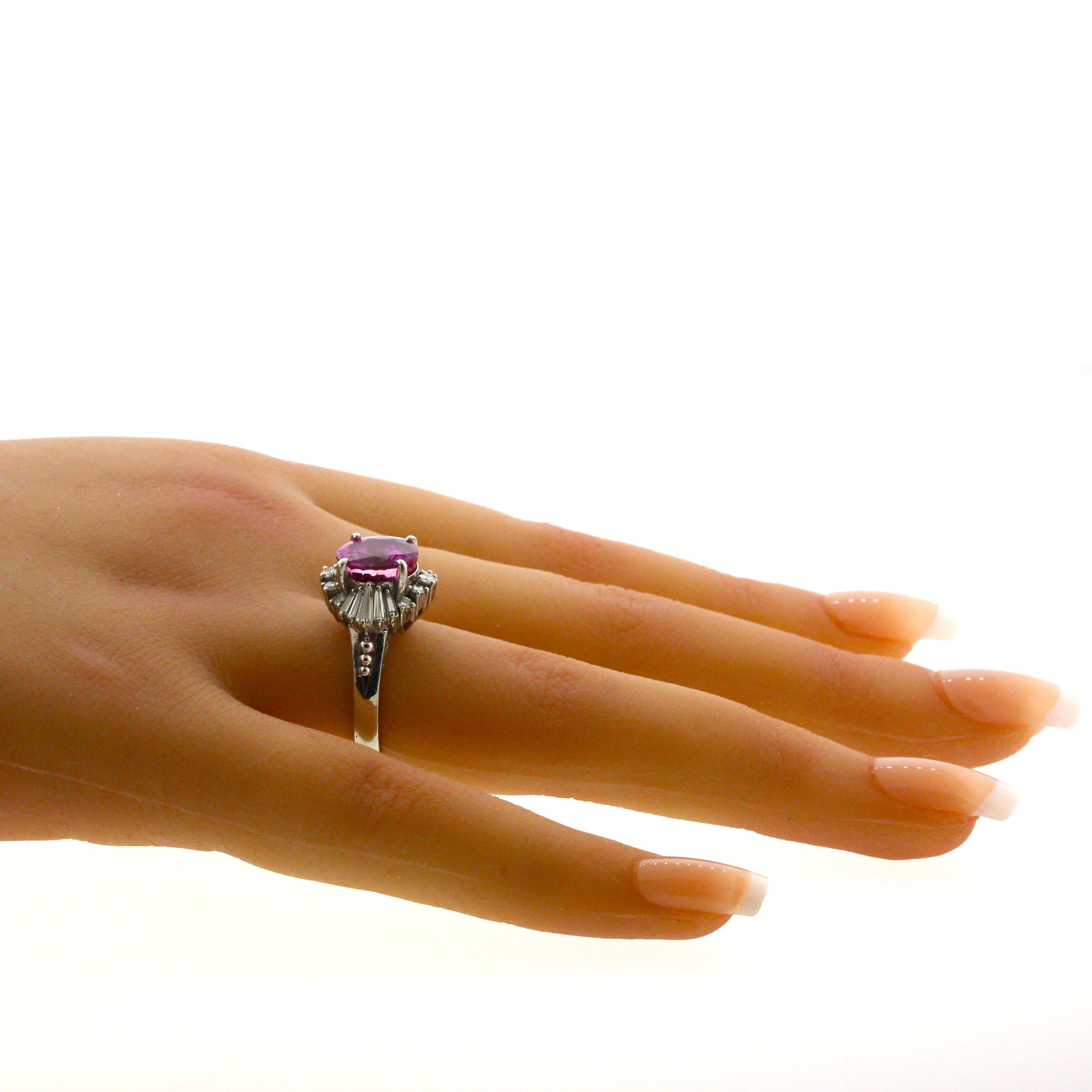 Außergewöhnlicher Platinring mitbblegum-rosa Saphir und Diamant, GIA-zertifiziert im Angebot 3