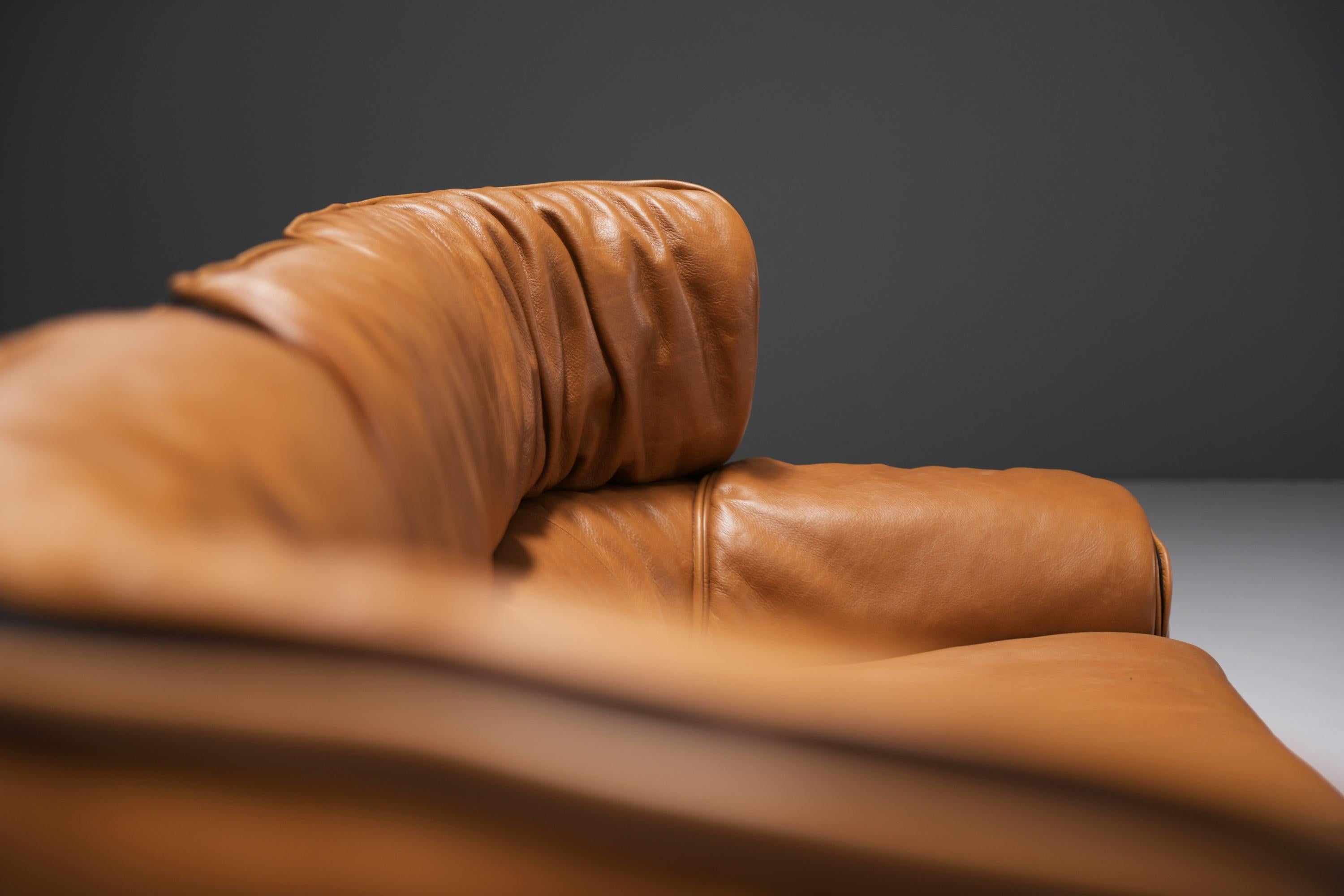 Exceptional Bull sofa (1987) in cognac leather by Gianfranco Frattini - Cassina 5