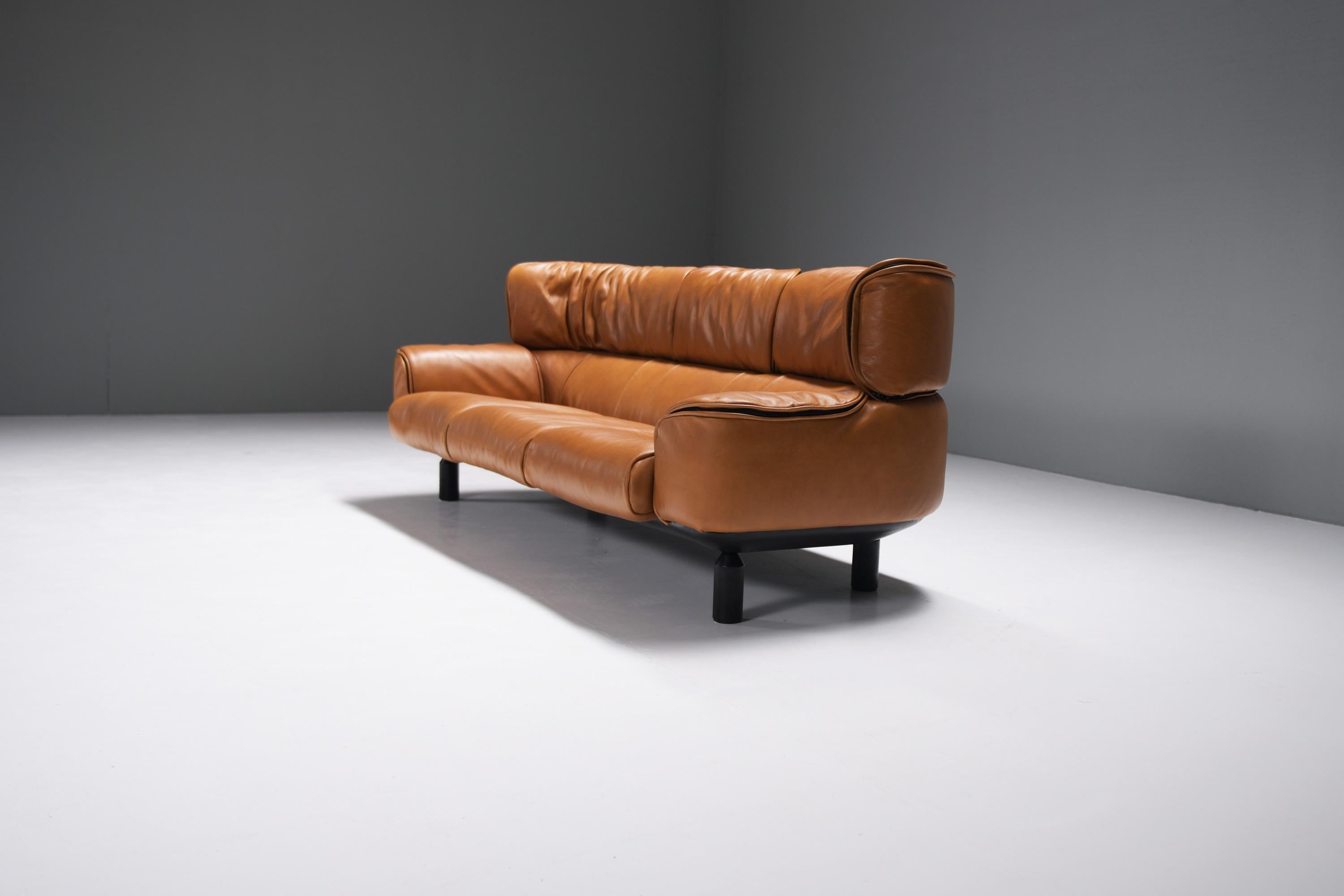 Exceptional Bull sofa (1987) in cognac leather by Gianfranco Frattini - Cassina In Good Condition In Buggenhout, Oost-Vlaanderen
