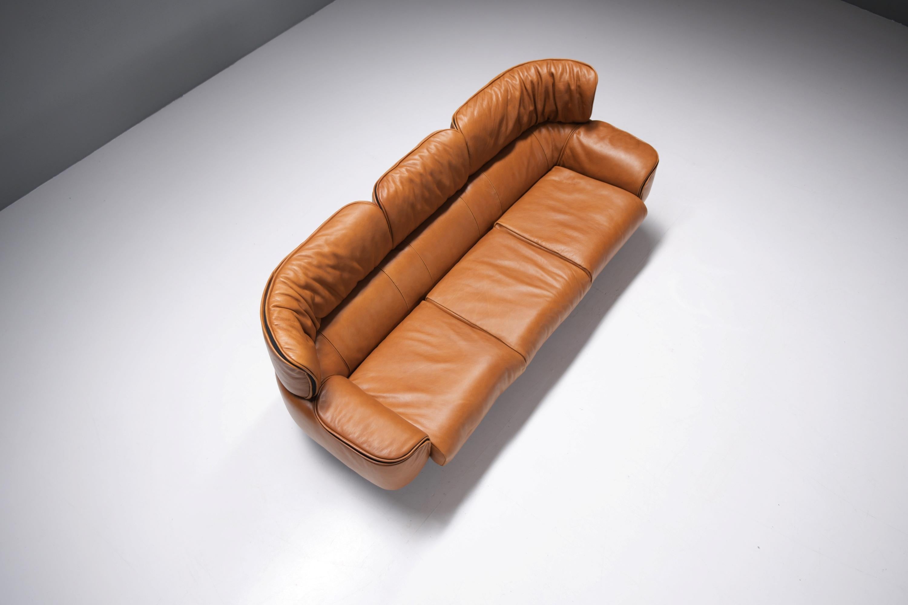 Exceptional Bull sofa (1987) in cognac leather by Gianfranco Frattini - Cassina 2