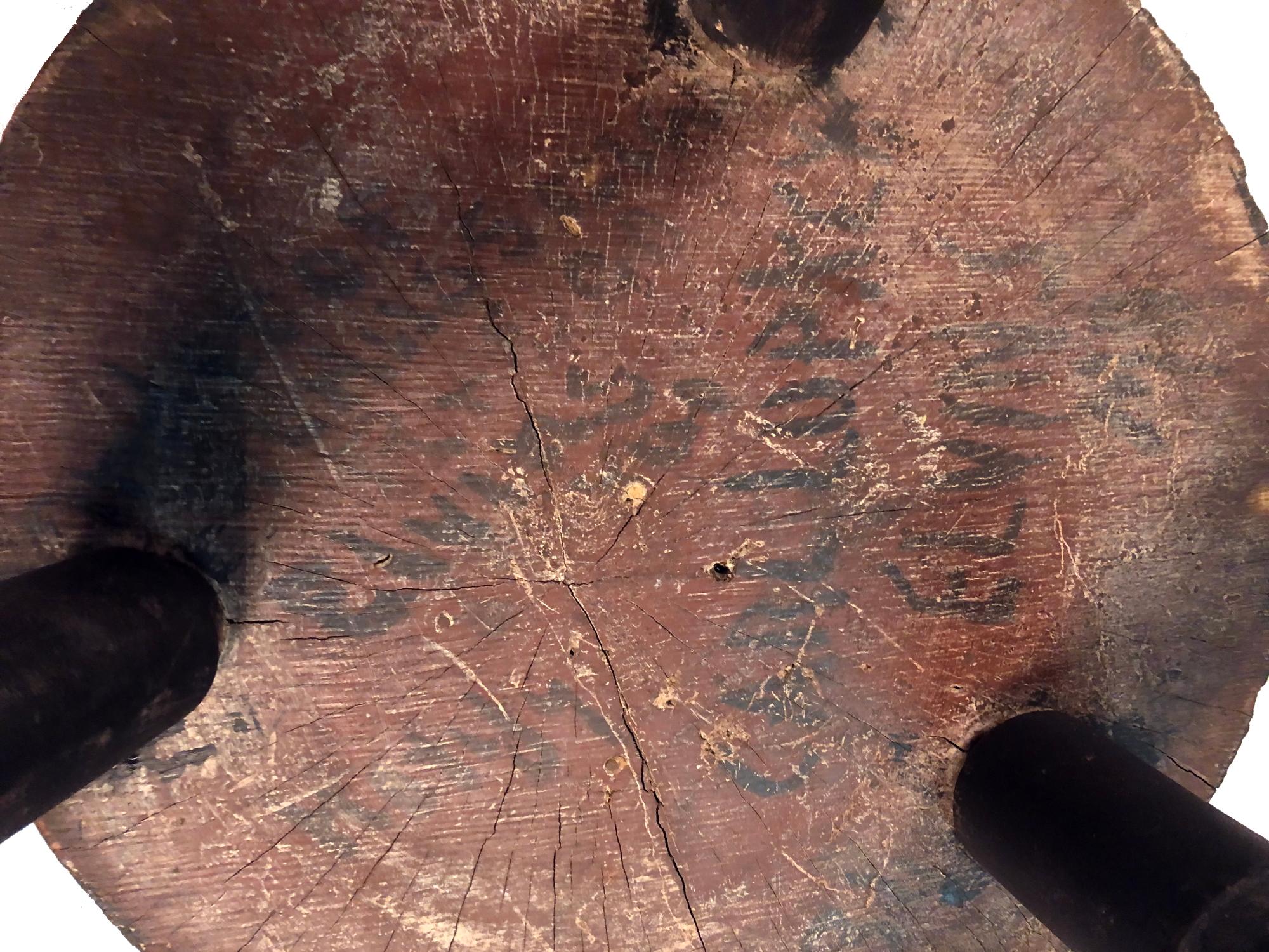 Exceptionnel billot de boucher en peinture noire, avec une grande forme ronde en forme de tonneau, origine Missouri, 1850-1890

Trouvé dans le Missouri, ce bloc de boucherie du milieu et de la fin du XIXe siècle, avec sa belle forme de tonneau,