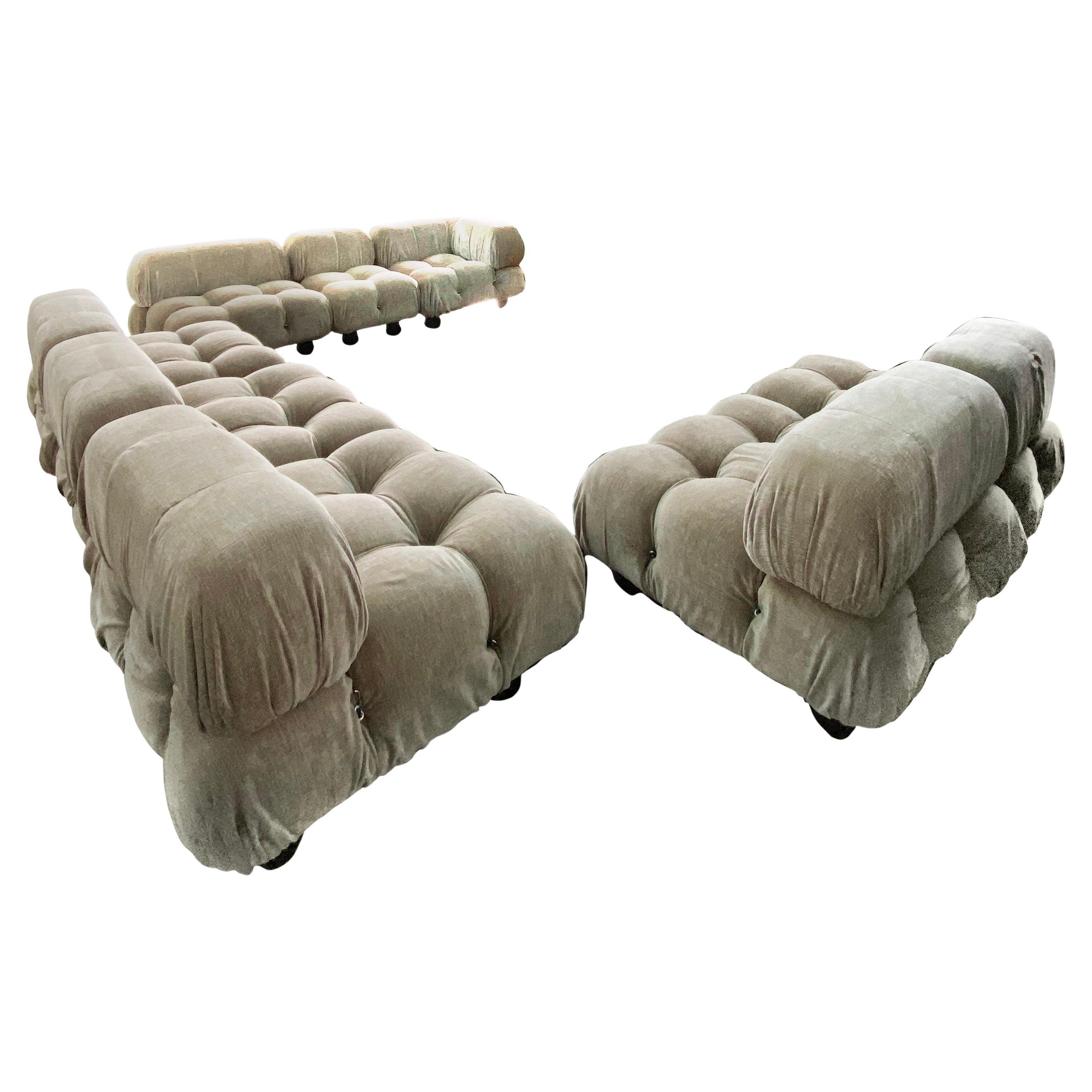 Ensemble exceptionnel de Camaleonda 
Mario Bellini 
1ère édition
1972 
Version rarissime avec pieds en bois d'olive d'origine (dévissables)
Labels originaux 
. 6 grandes unités 90 D x 90 L x 75 H
. 2 petites unités 90 P x 60l x 75 h
. 1 accoudoir 60