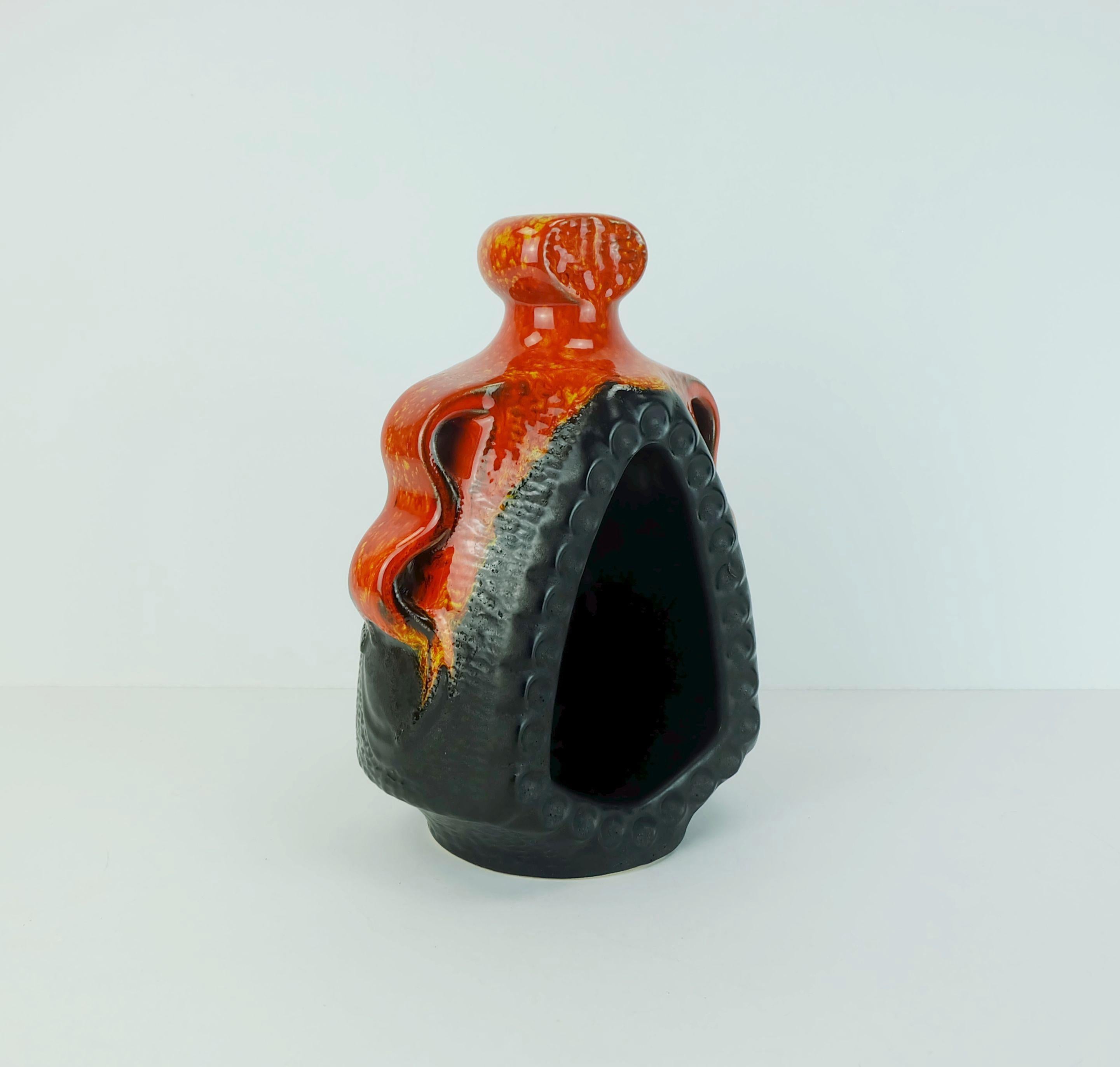 Mid-Century moderno eccezionale portacandele in ceramica della baia Model No. 319 25 arancione e nero in vendita