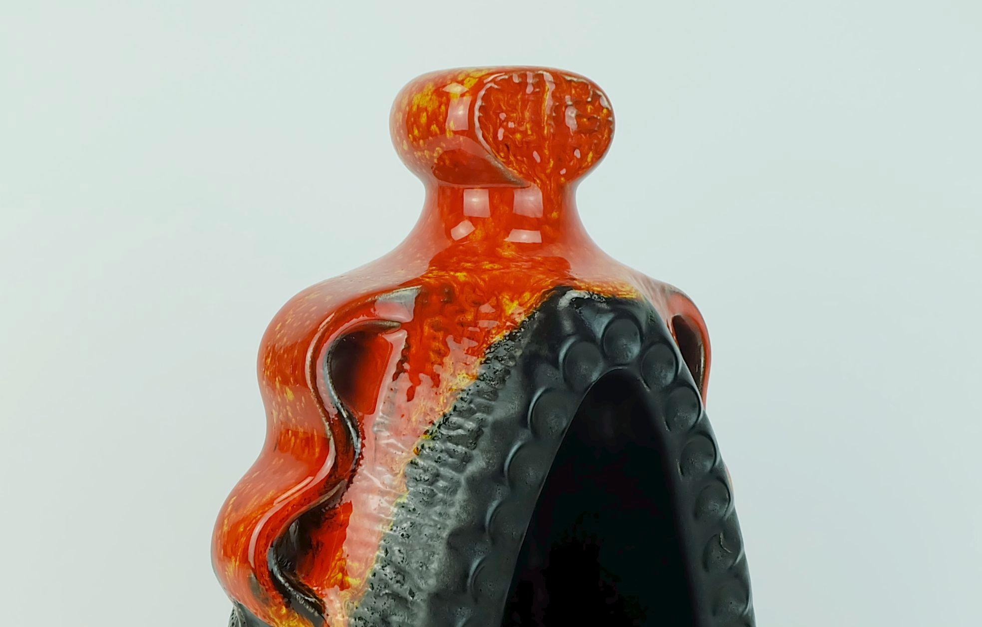 Tedesco eccezionale portacandele in ceramica della baia Model No. 319 25 arancione e nero in vendita
