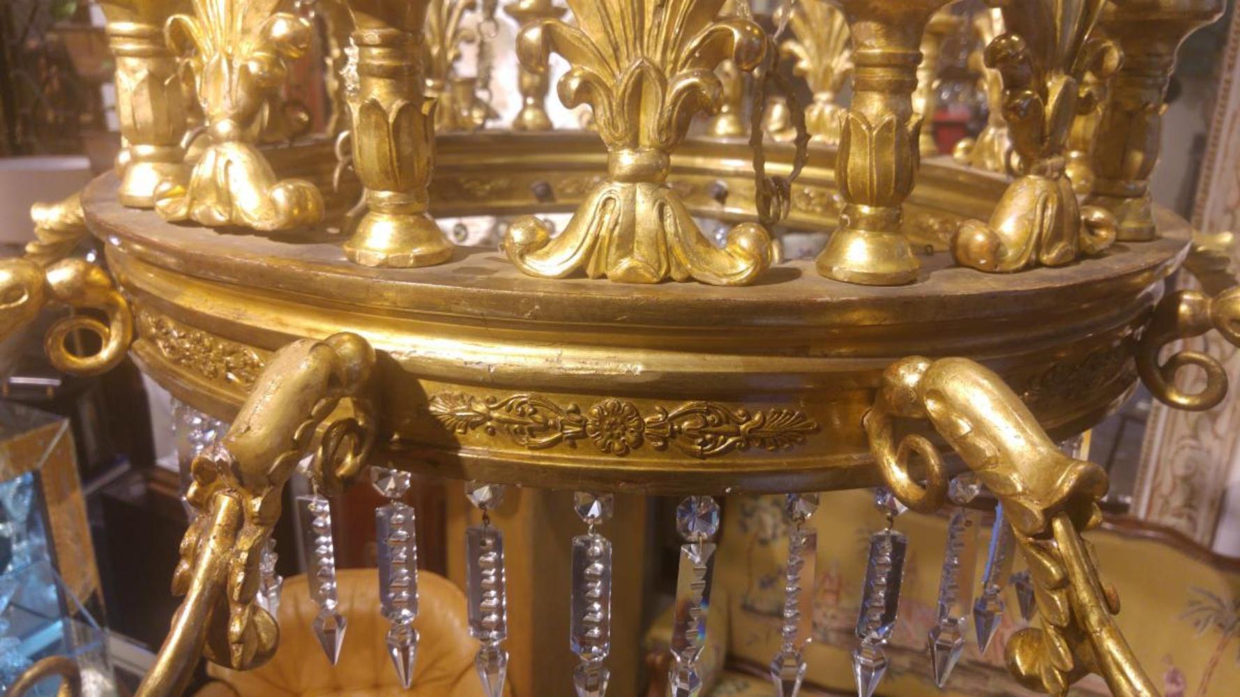 Exceptionnelle lampe en bois sculpté et doré de la période Carlos IV du 18ème siècle en vente 2