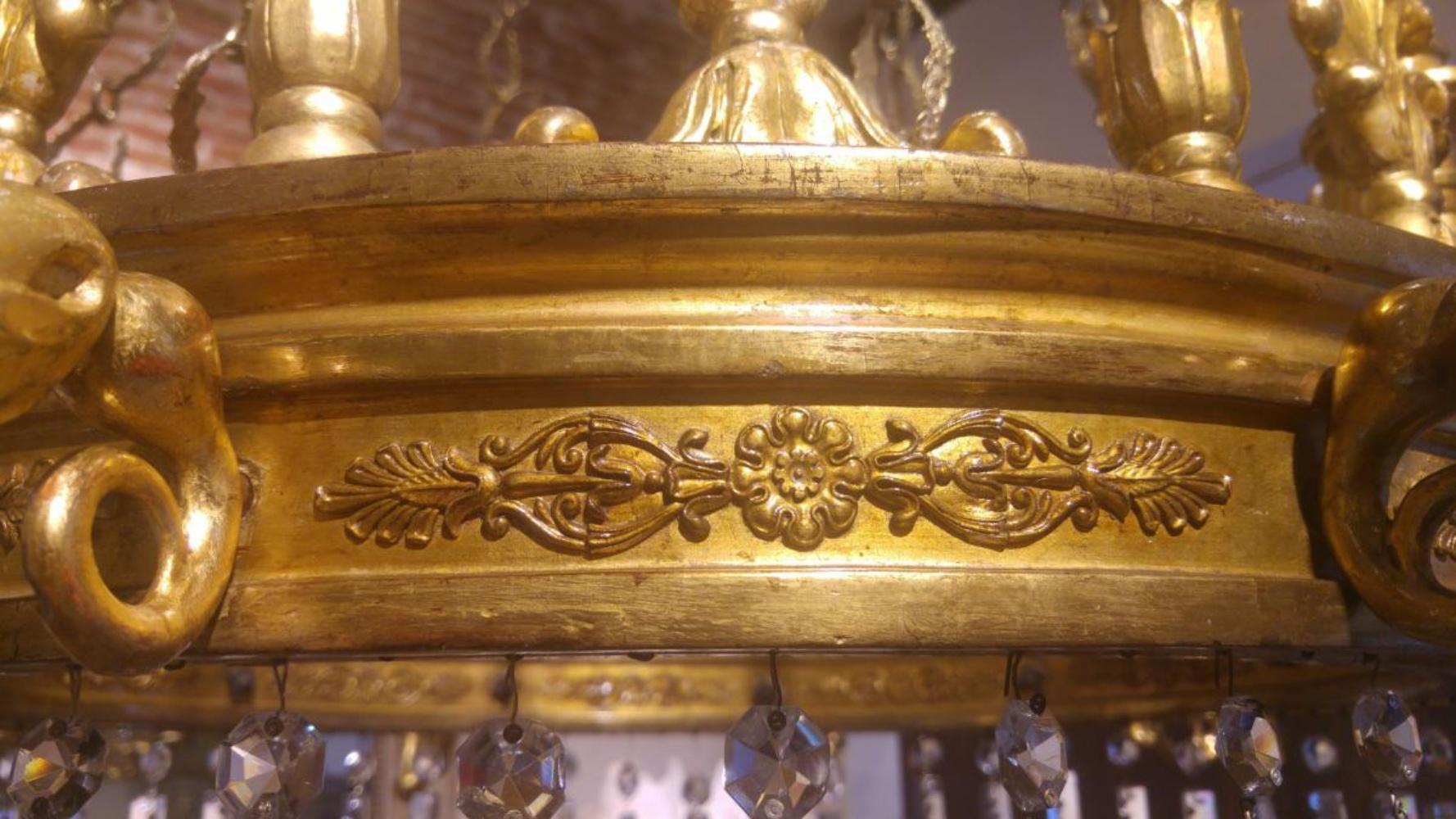 Exceptionnelle lampe en bois sculpté et doré de la période Carlos IV du 18ème siècle en vente 3