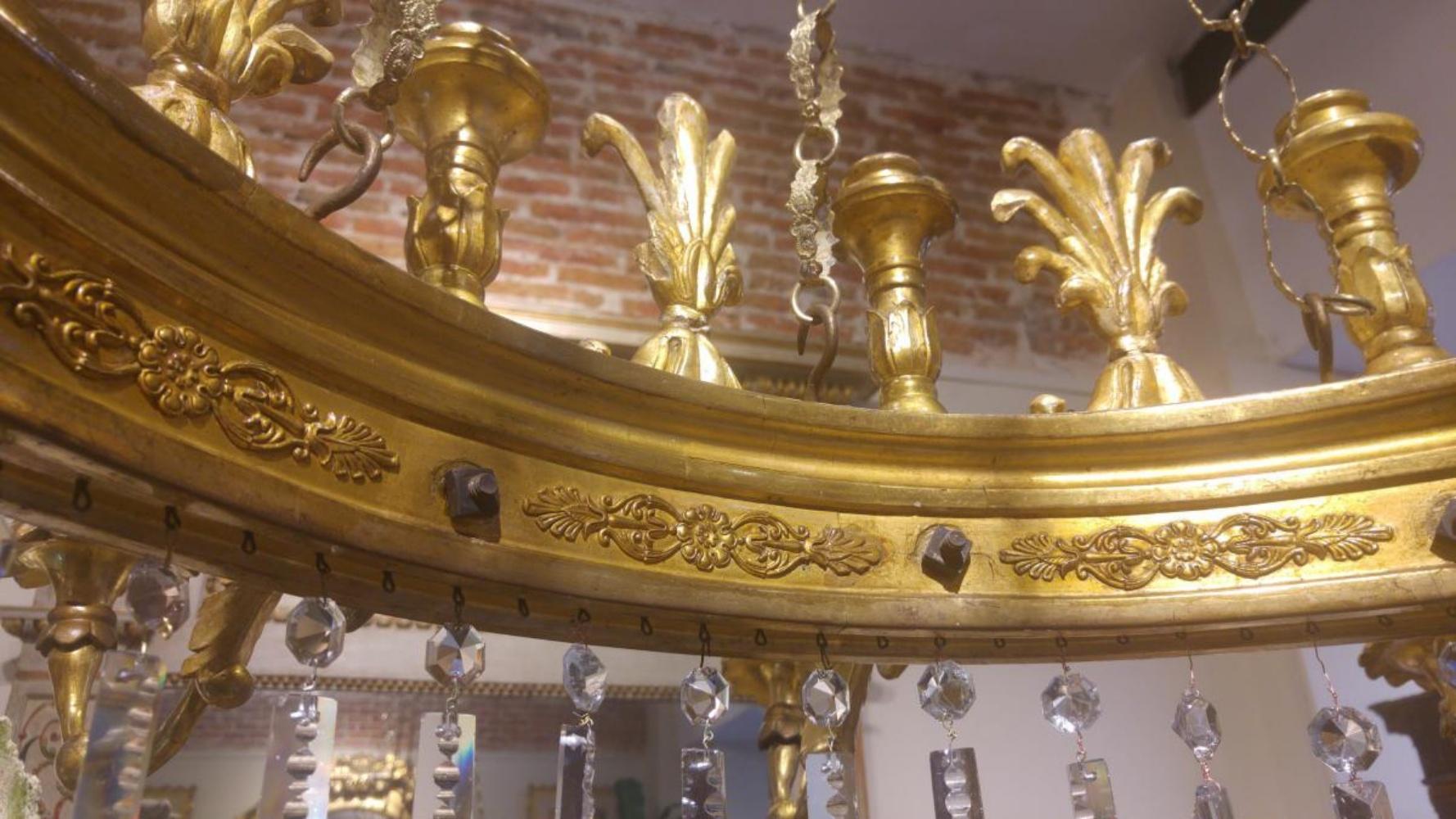 Exceptionnelle lampe en bois sculpté et doré de la période Carlos IV du 18ème siècle en vente 4