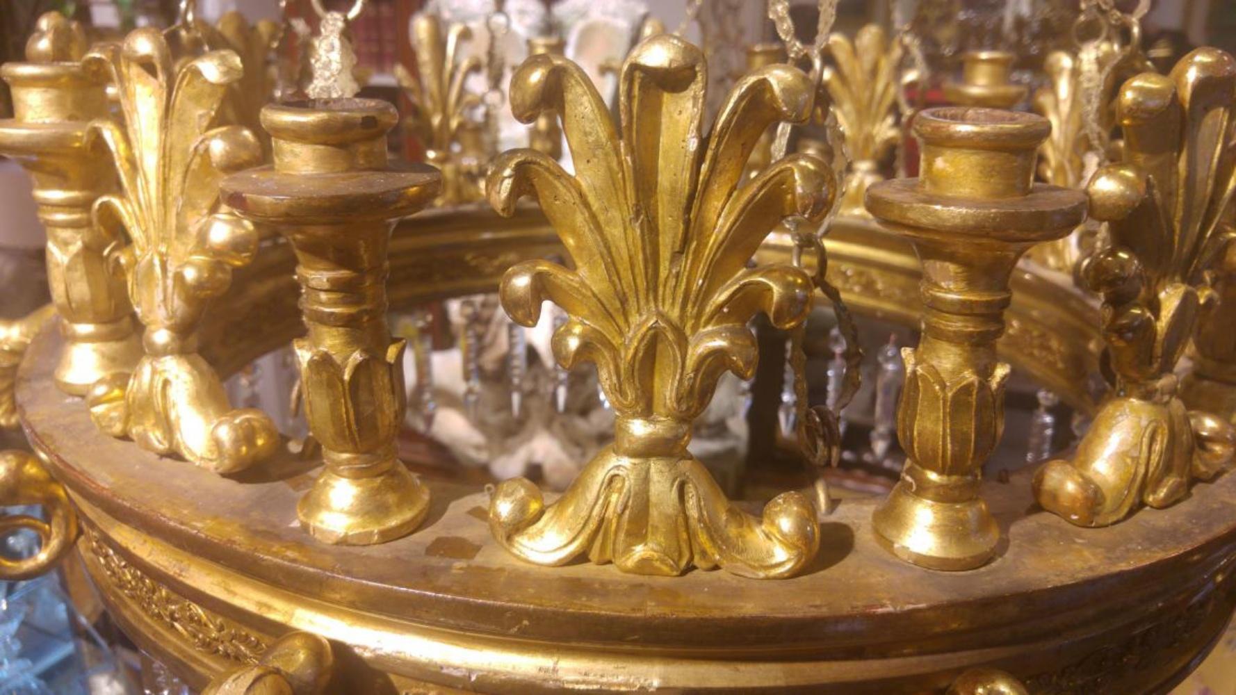 Rococo Exceptionnelle lampe en bois sculpté et doré de la période Carlos IV du 18ème siècle en vente