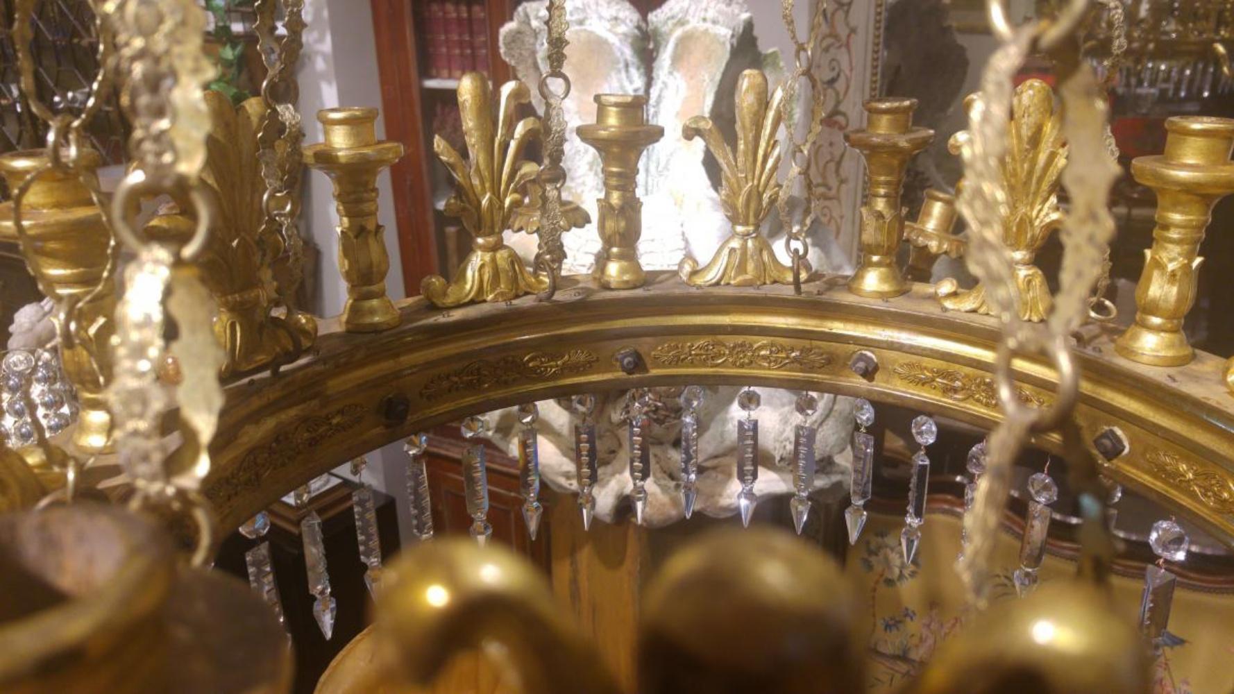 Espagnol Exceptionnelle lampe en bois sculpté et doré de la période Carlos IV du 18ème siècle en vente