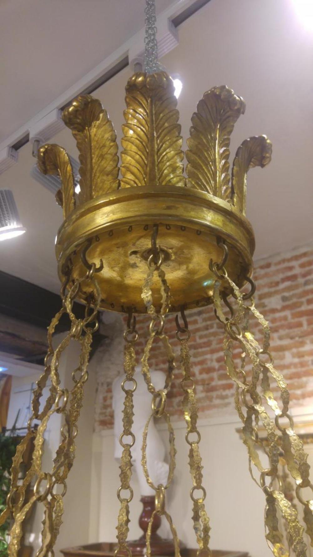 Fait main Exceptionnelle lampe en bois sculpté et doré de la période Carlos IV du 18ème siècle en vente