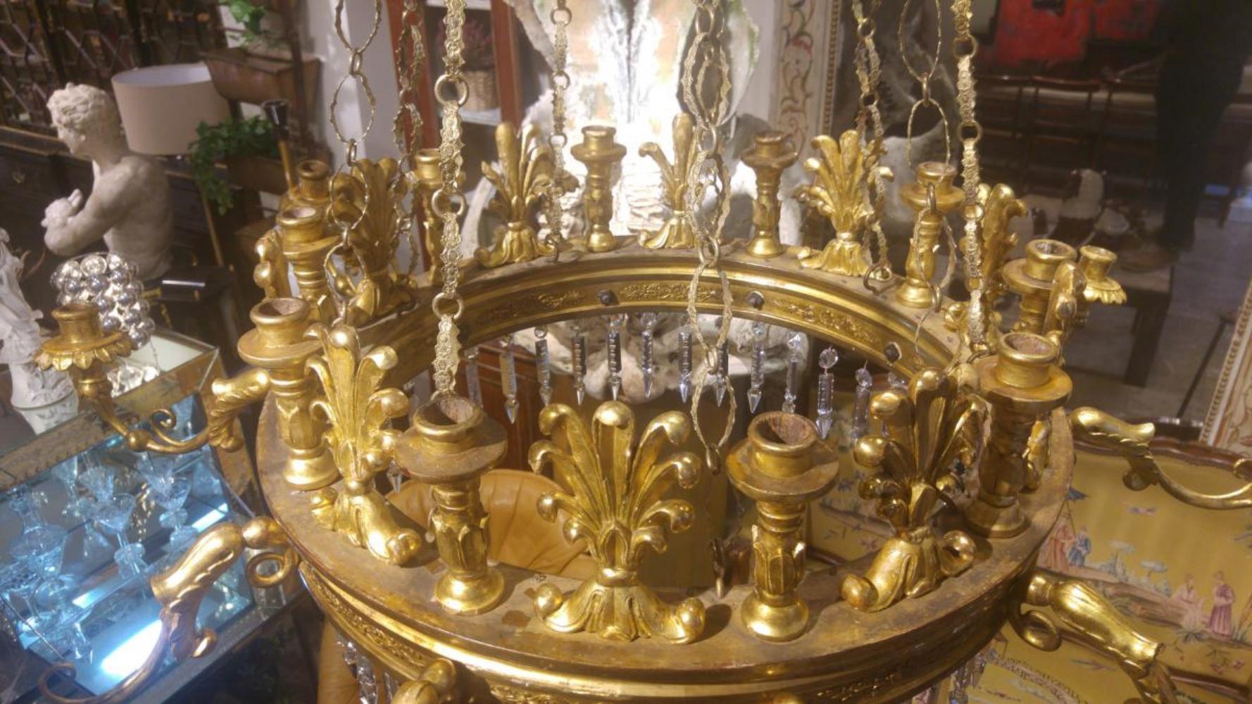 Exceptionnelle lampe en bois sculpté et doré de la période Carlos IV du 18ème siècle Bon état - En vente à Madrid, ES