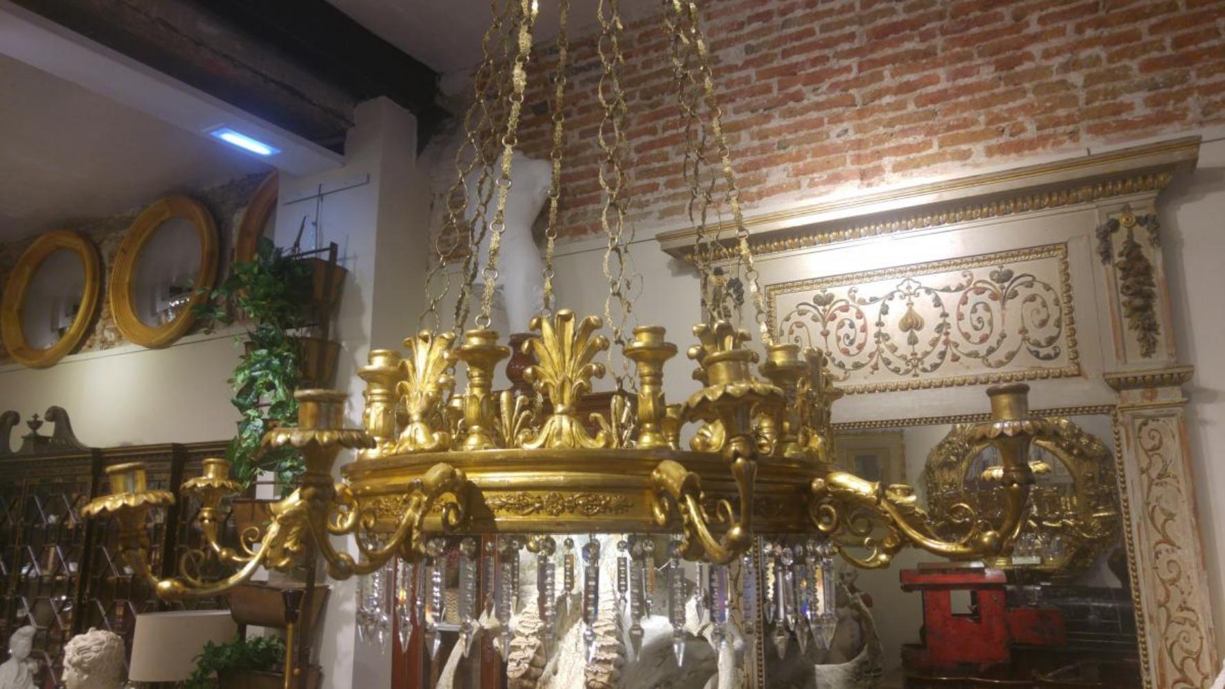 Bronze Exceptionnelle lampe en bois sculpté et doré de la période Carlos IV du 18ème siècle en vente