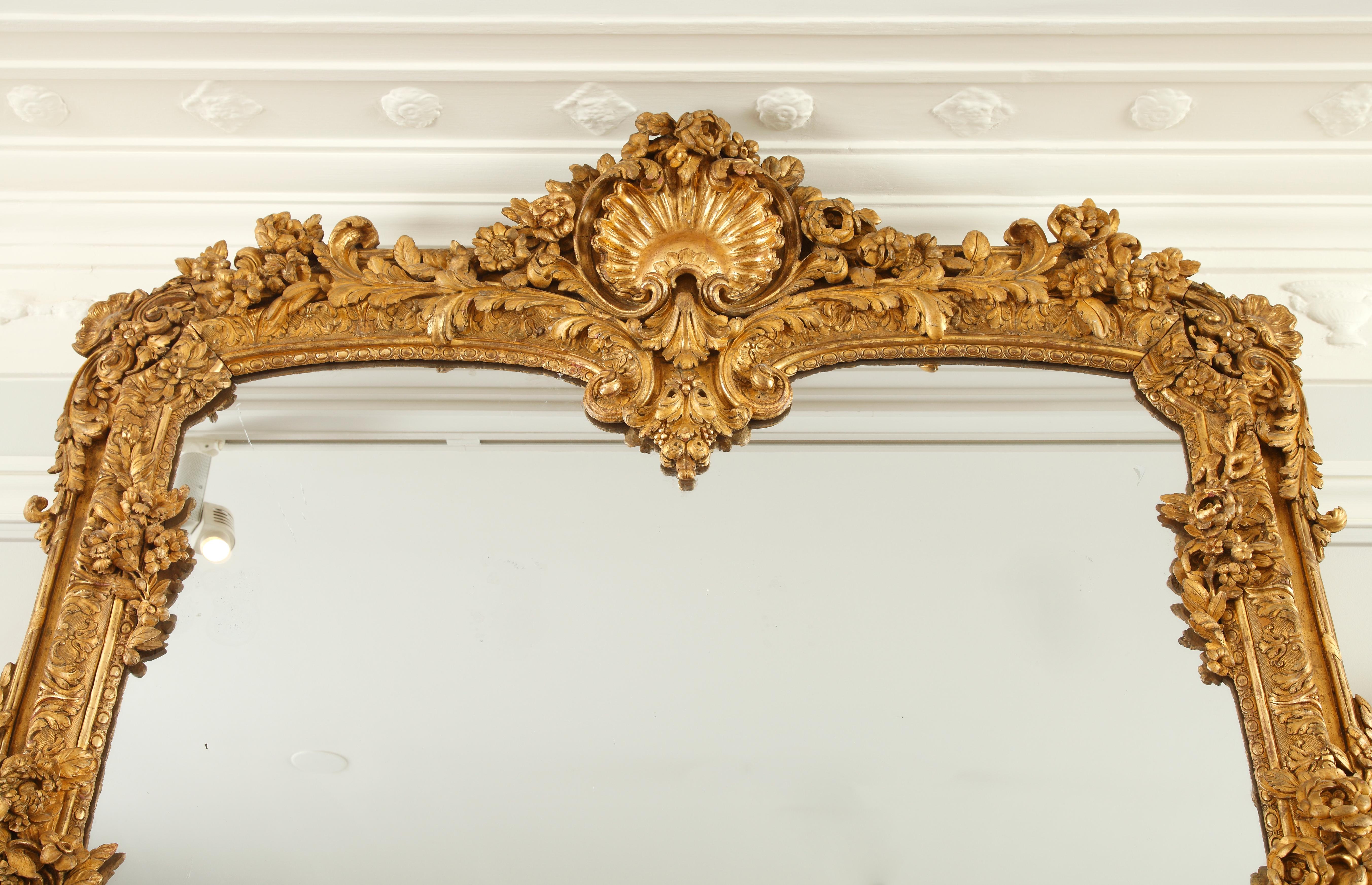 Napoléon III Exceptionnel miroir en bois doré sculpté, France, vers 1860 en vente